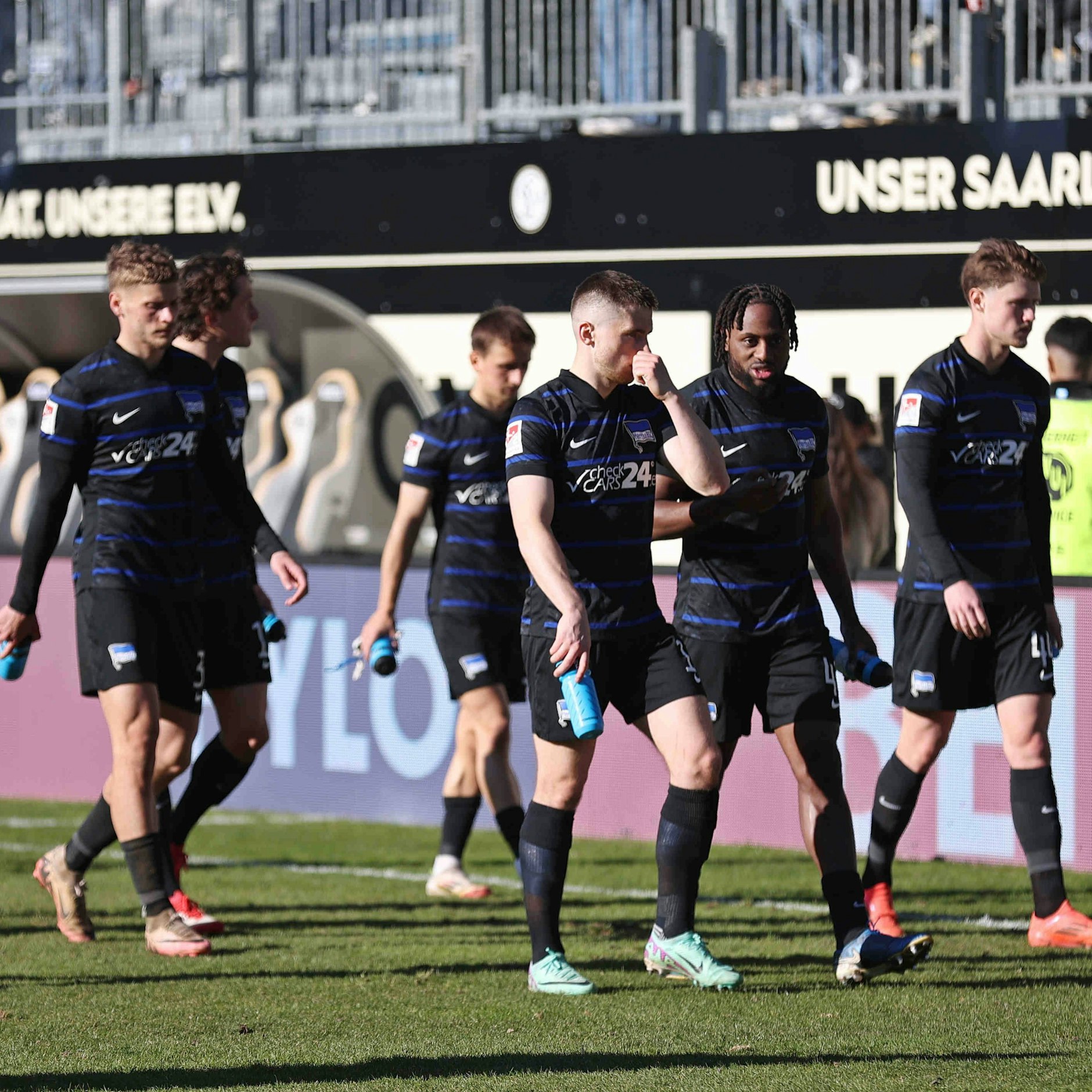 Herthas Profis nach der 0:4-Klatsche in Elversberg. Wissen Sie schon, dass sie im Abstiegskampf stecken?