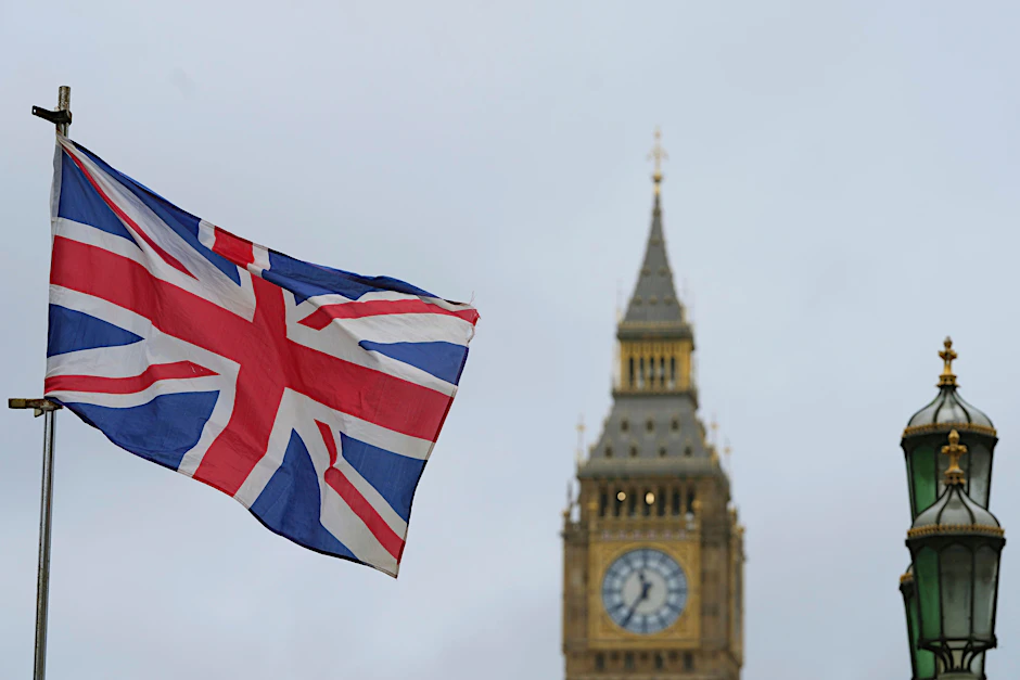 Die britische Flagge weht in der Nähe des Big Ben am fünften Jahrestag des offiziellen Austritts des Vereinigten Königreichs 2020 aus der Europäischen Union.