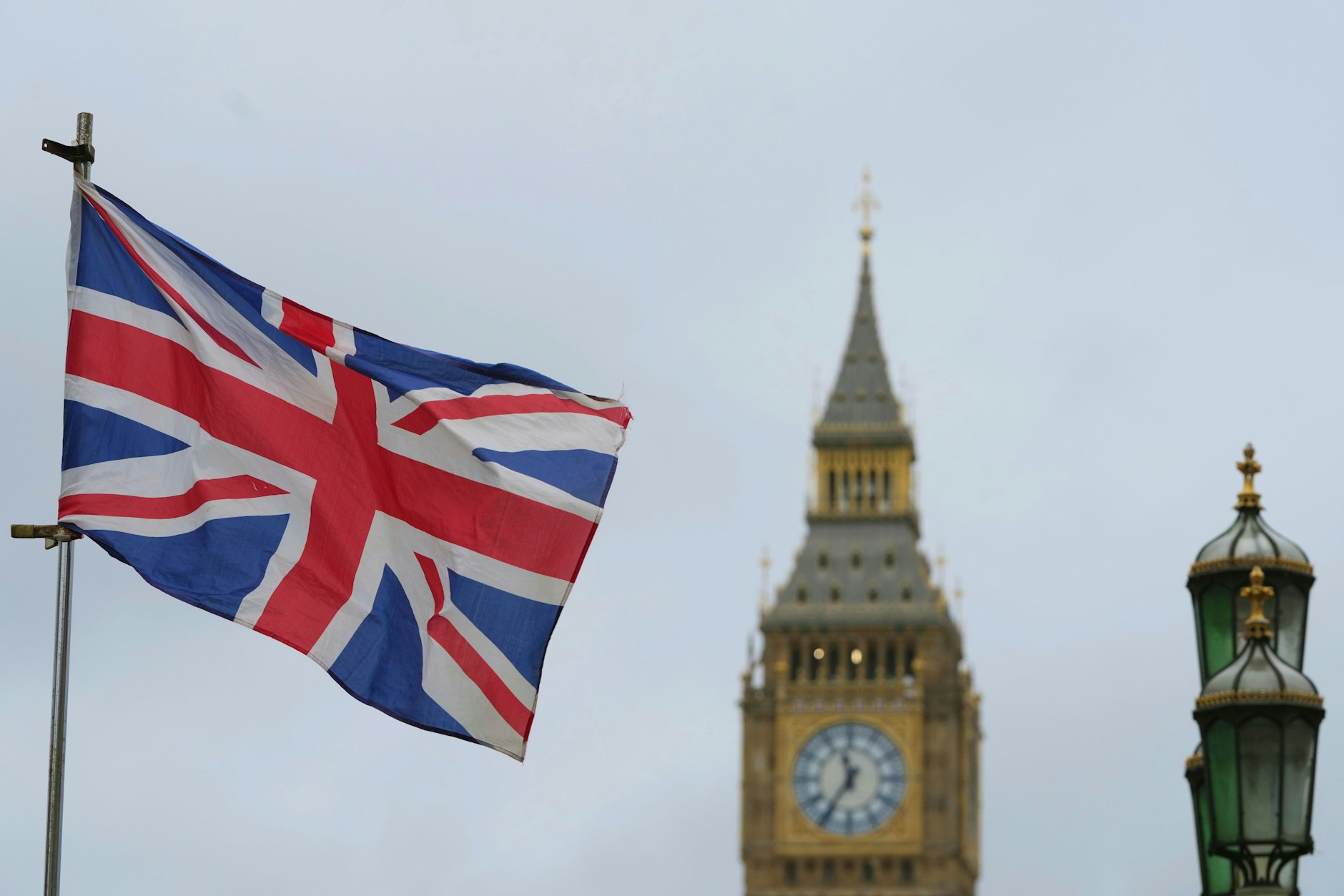 Die britische Flagge weht in der Nähe des Big Ben am fünften Jahrestag des offiziellen Austritts des Vereinigten Königreichs 2020 aus der Europäischen Union.