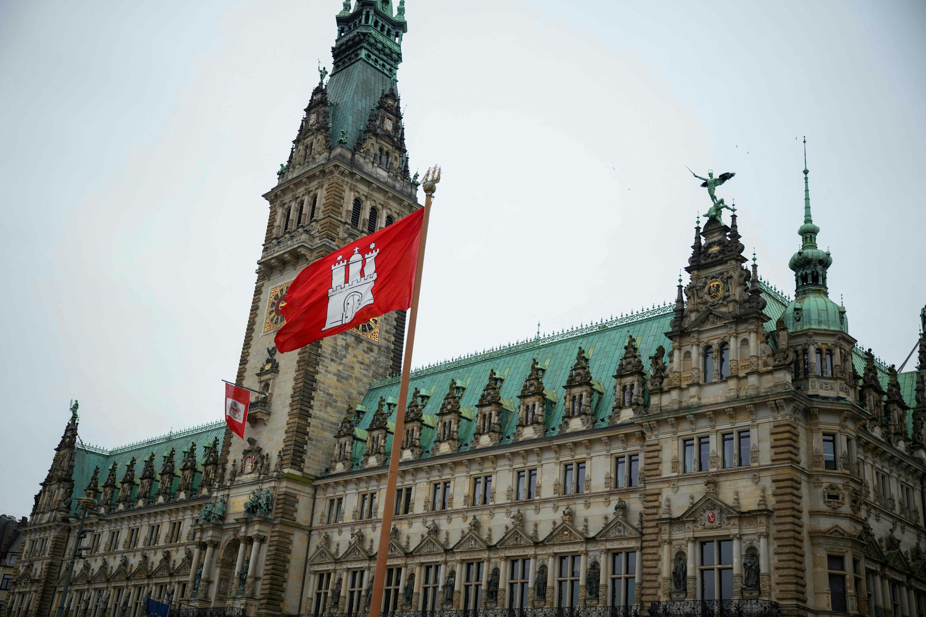Die Fahne mit dem Wappen der Freien und Hansestadt Hamburg weht am Tag der Landtagswahl vor dem Rathausgebäude in Hamburg.