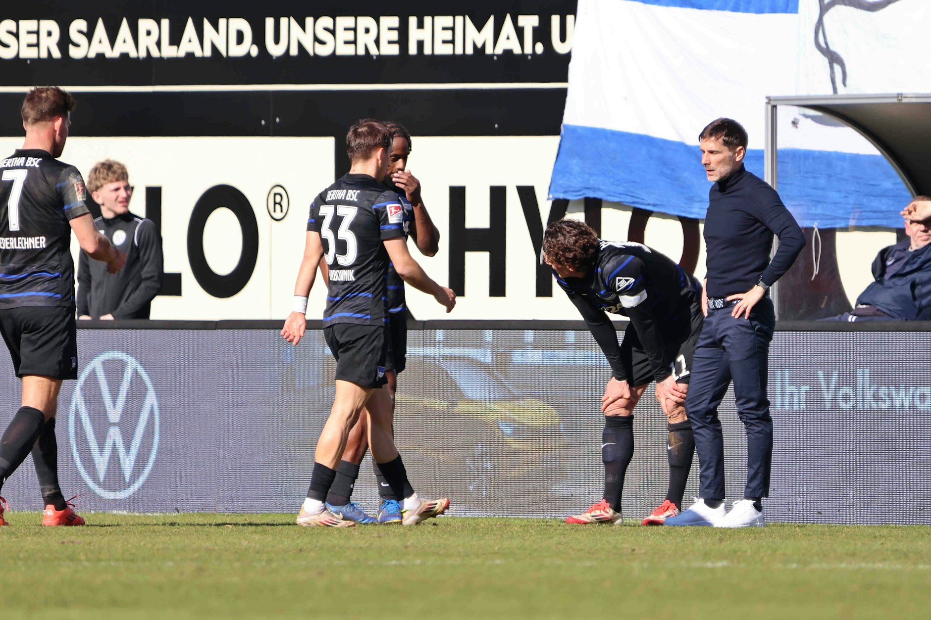 Herthas neuer Trainer Stefan Leitl rief nach dem 0:3 die Spieler zusammen und hielt eine Ansprache.
