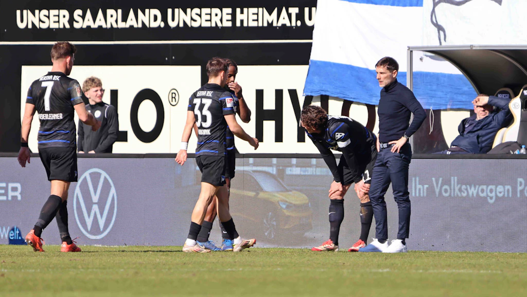 0:4-Desaster! Krisensitzung am Spielfeldrand, so steigt Hertha BSC ab