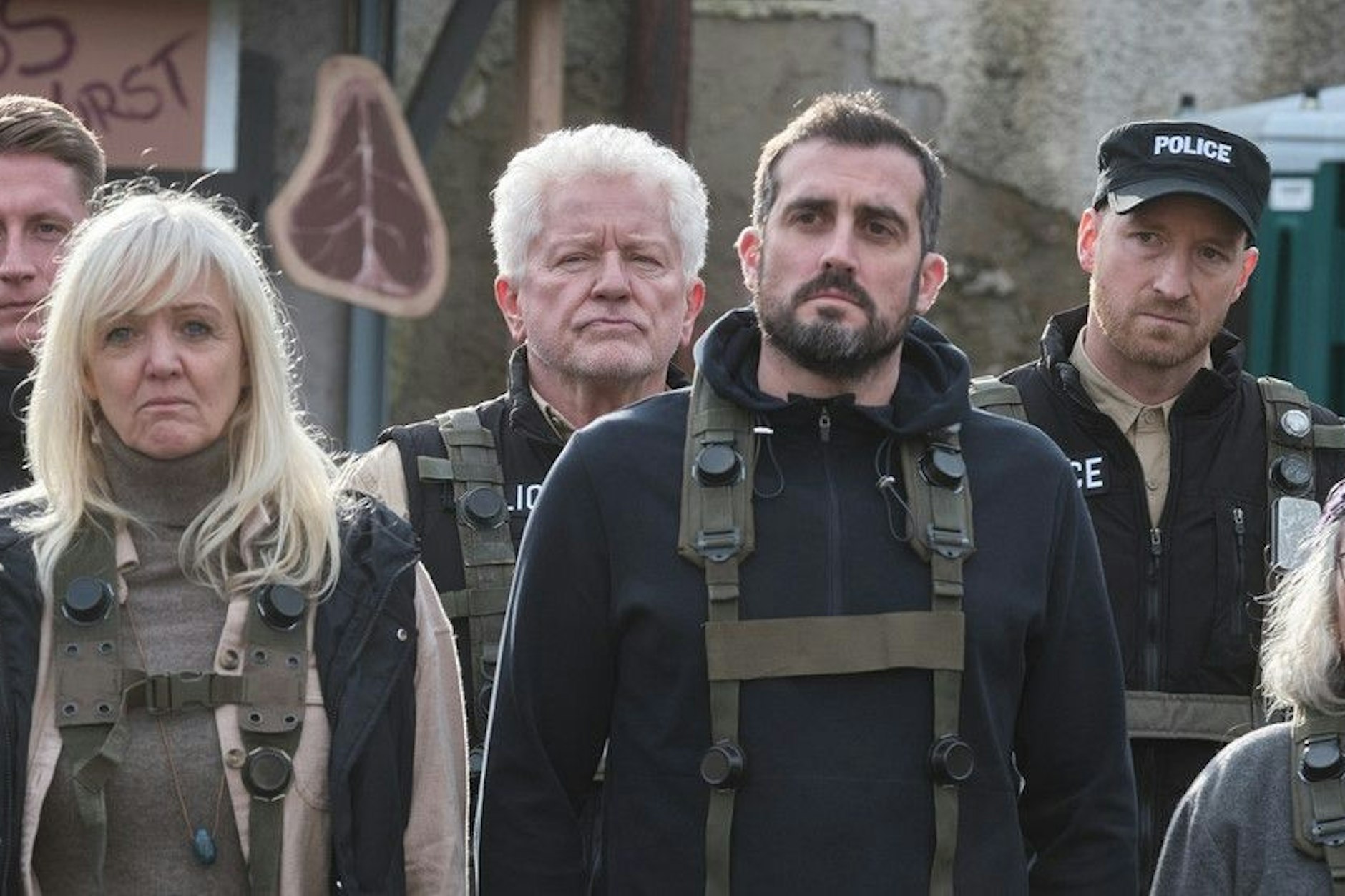 Hauptkommissar Ivo Batic (Miroslav Nemec, Mitte hinten) im Undercover-Einsatz bei einer Nato-Übung.