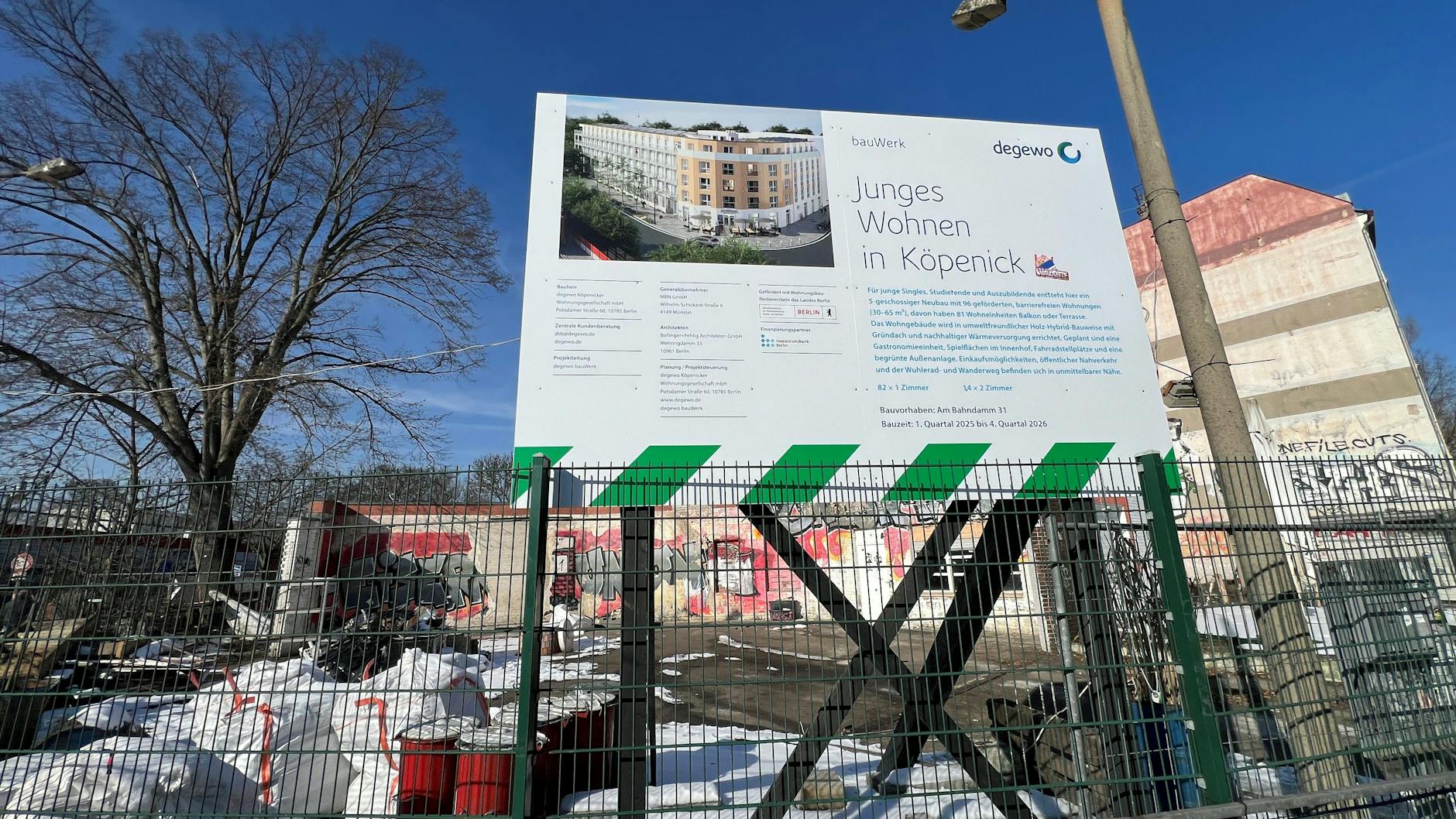 Auf einem Schild erklärt die degewo, was auf dem Gelände der ehemaligen "Union-Tanke" in Köpenick passieren wird.