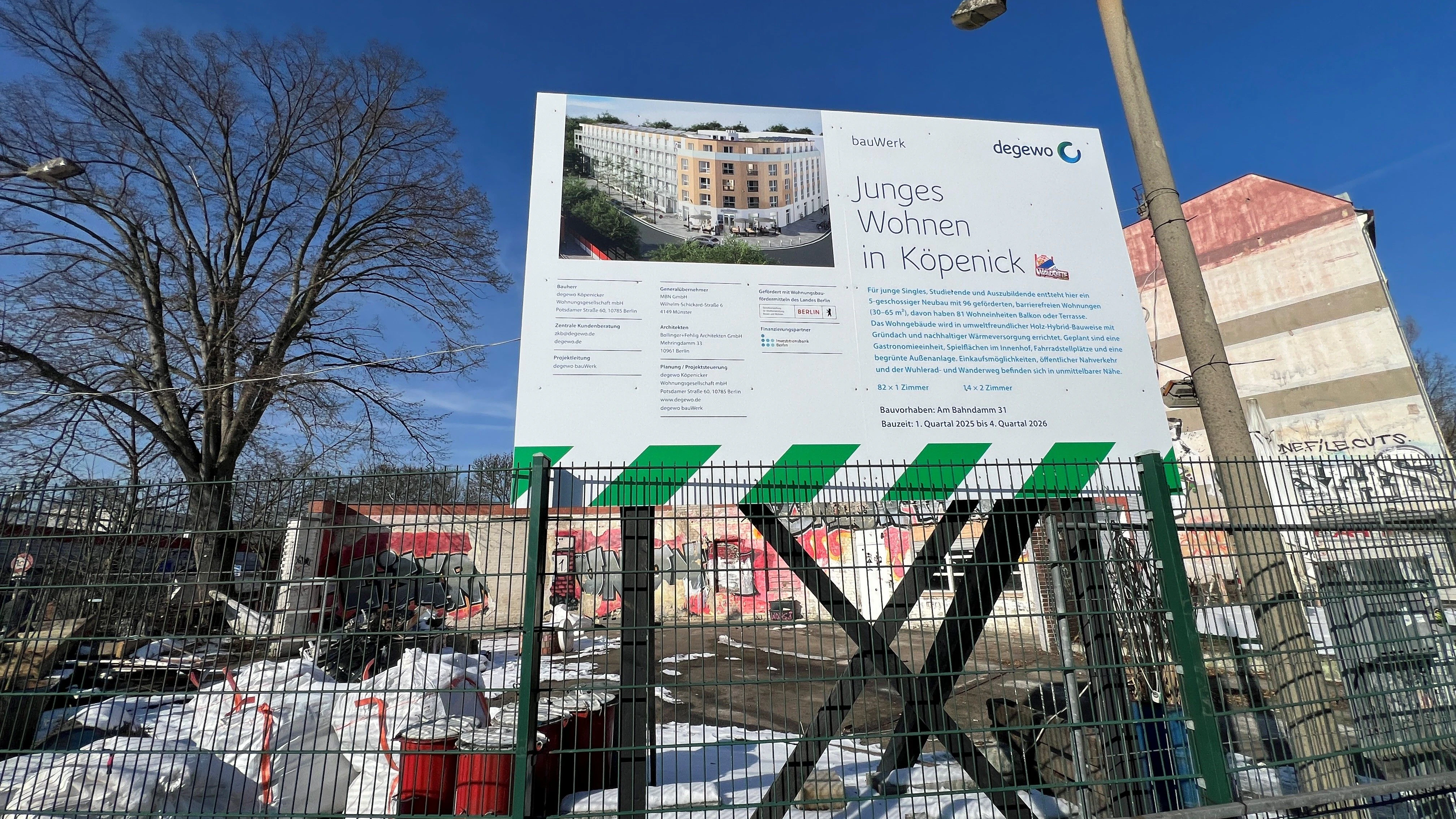 Auf einem Schild erklärt die degewo, was auf dem Gelände der ehemaligen "Union-Tanke" in Köpenick passieren wird.