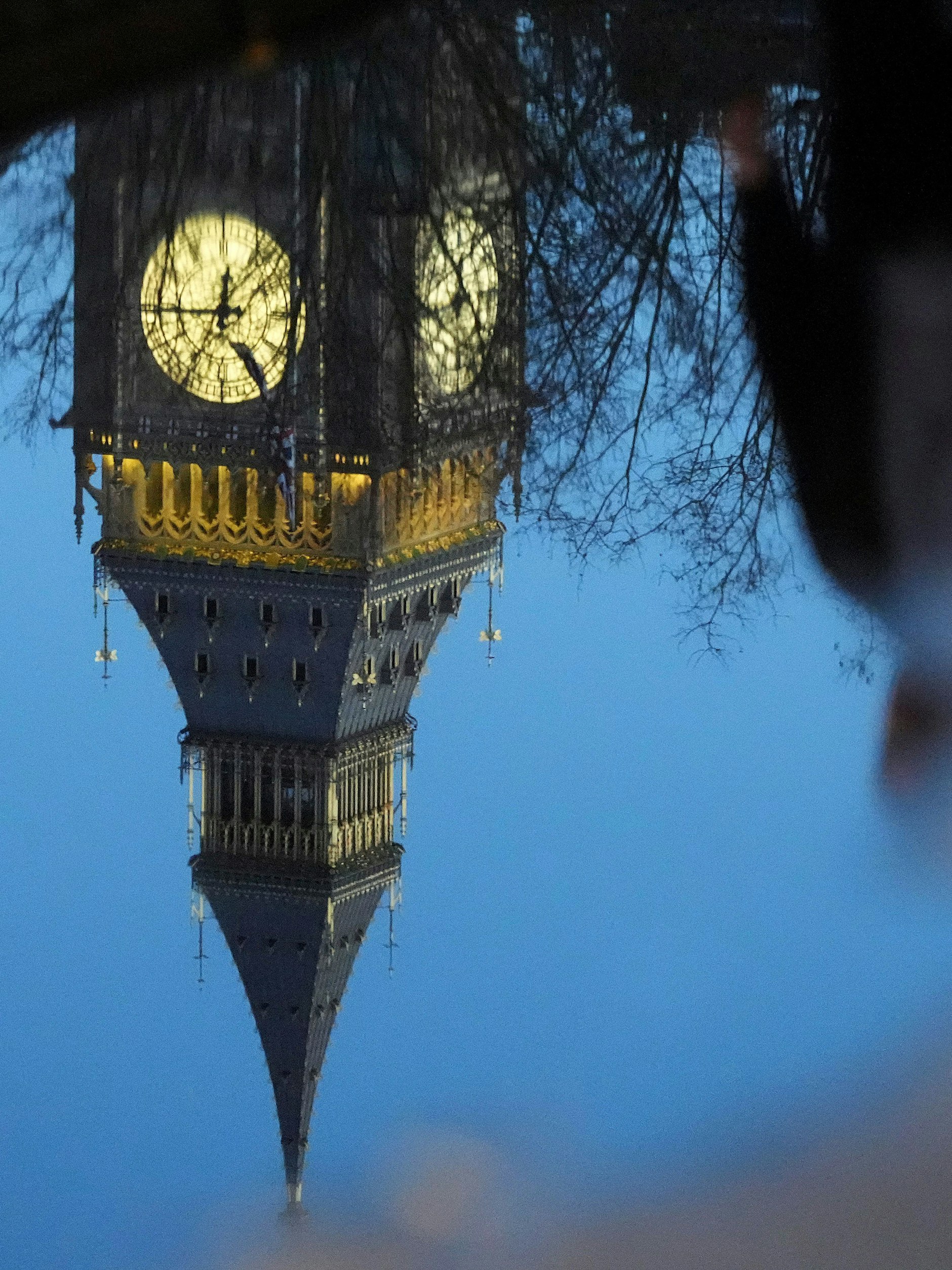 Das Spiegelbild von Big Ben in einer Pfütze.