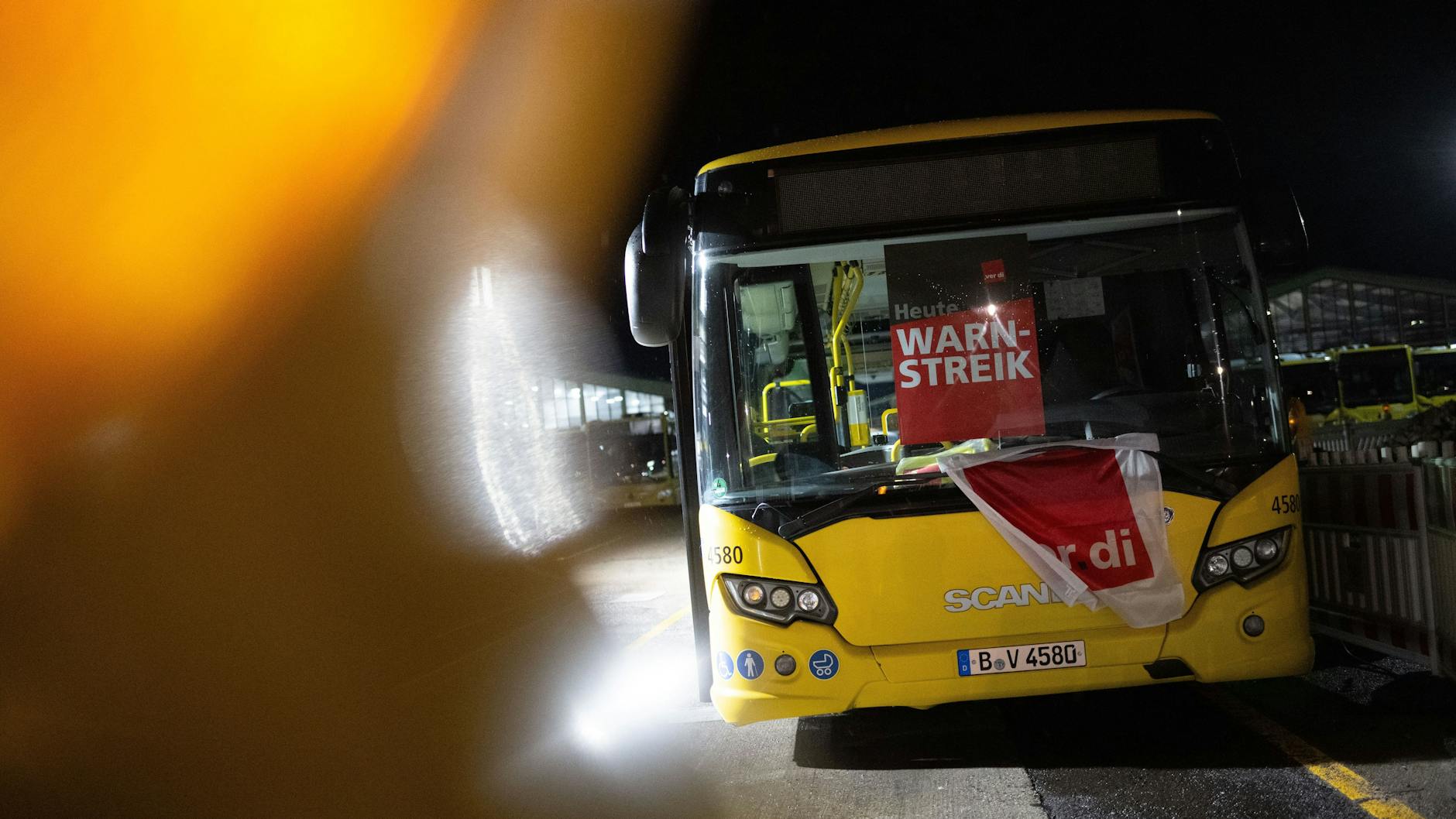 Ein BVG-Bus mit einem Schild mit der Aufschrift "Warnstreik": Die Mitarbeiter der BVG erwägen bereits neue Streiks.