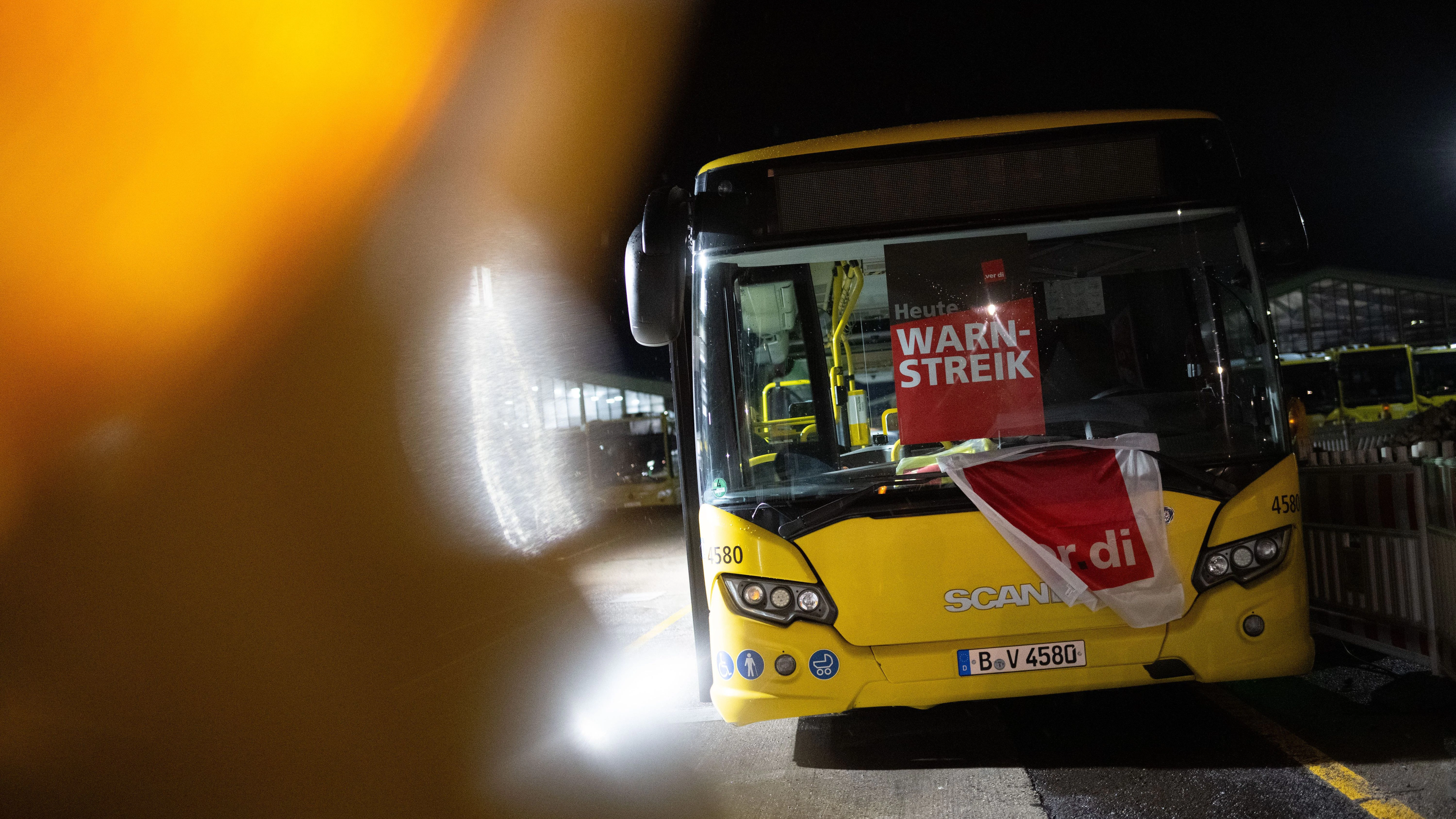 Ein BVG-Bus mit einem Schild mit der Aufschrift "Warnstreik": Die Mitarbeiter der BVG erwägen bereits neue Streiks.