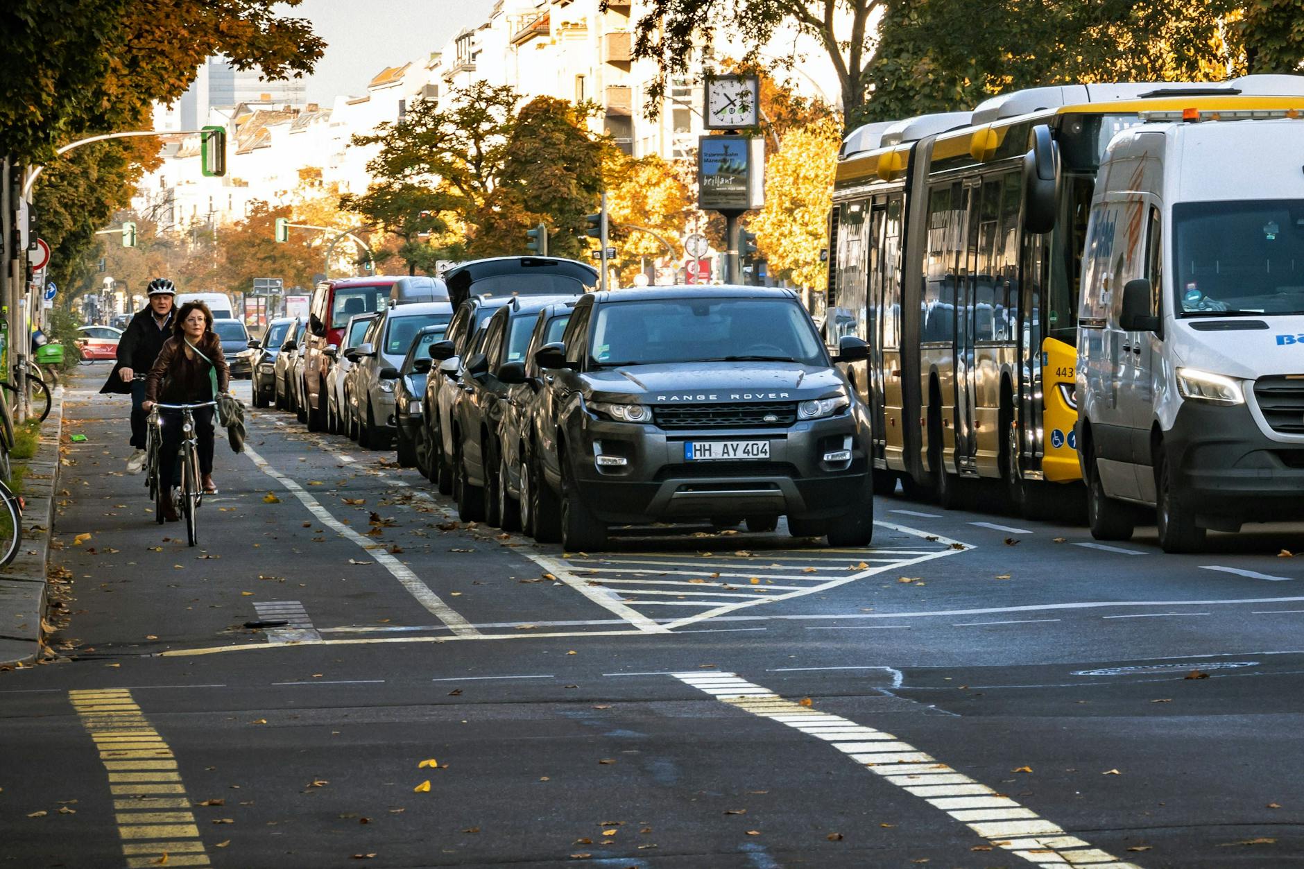 Ein Provisorium, seit fast fünf Jahren schon. Im April 2020 wurden in der Kant- und der Neuen Kantstraße in Charlottenburg Pop-up-Radwege markiert – auch hier am Savignyplatz.