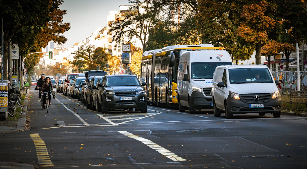 Streit um Radweg in Charlottenburg: So will die Feuerwehr das Problem in der Kantstraße lösen