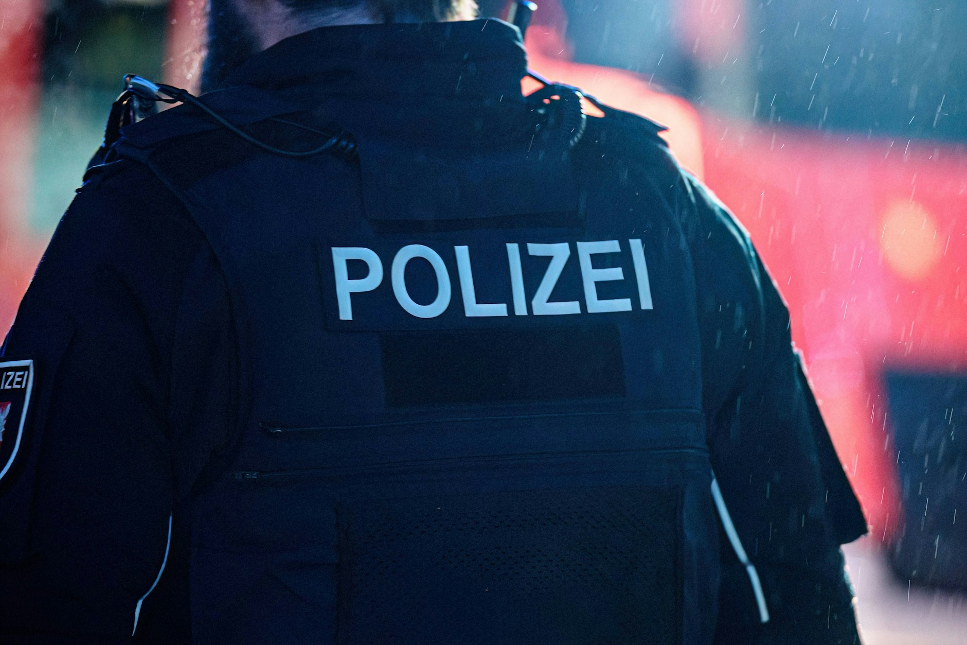 Mit Polizeiwesten verkleidet: Zwei Räuber wollten so in Berlin-Tiergarten schnelle Beute machen.
