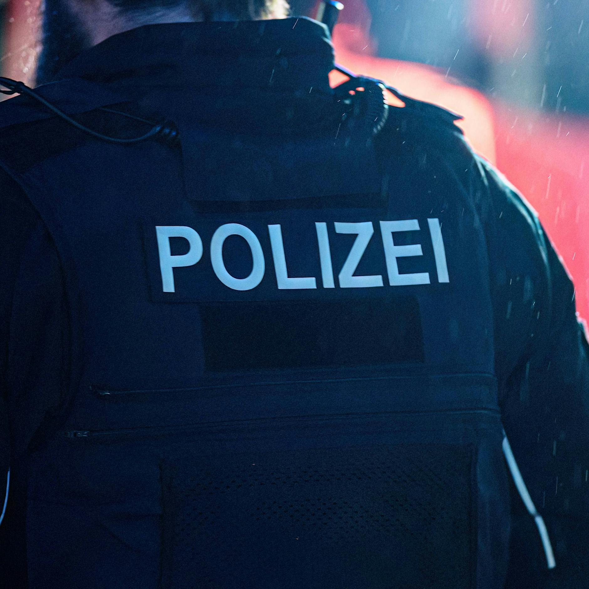 Putzfrauen überrumpelt: Räuber trugen Westen mit der Aufschrift „Polizei“