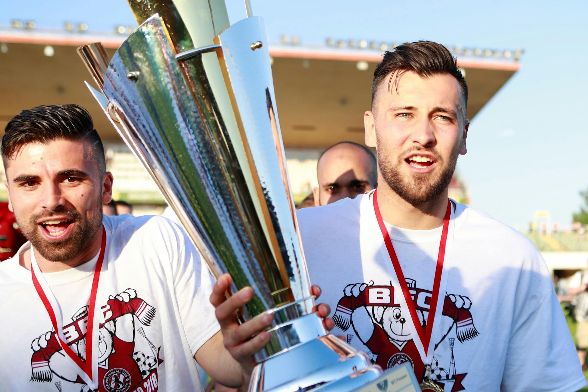 Siebenmal gewann der BFC Dynamo schon den Berliner Pokal, zuletzt 2021. 2018 stemmten ihn auch Rufat Dadashov (r.) und David Haider, die auch aktuell wieder für die Weinrot-Weißen spielen.