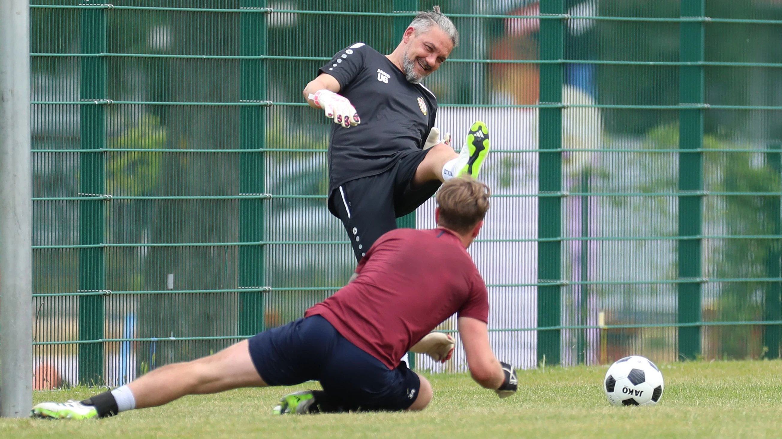 Man sieht’s: Udo Gans macht die Arbeit beim BFC Dynamo und mit Stammtorwart Leon Bätge richtig Spaß.