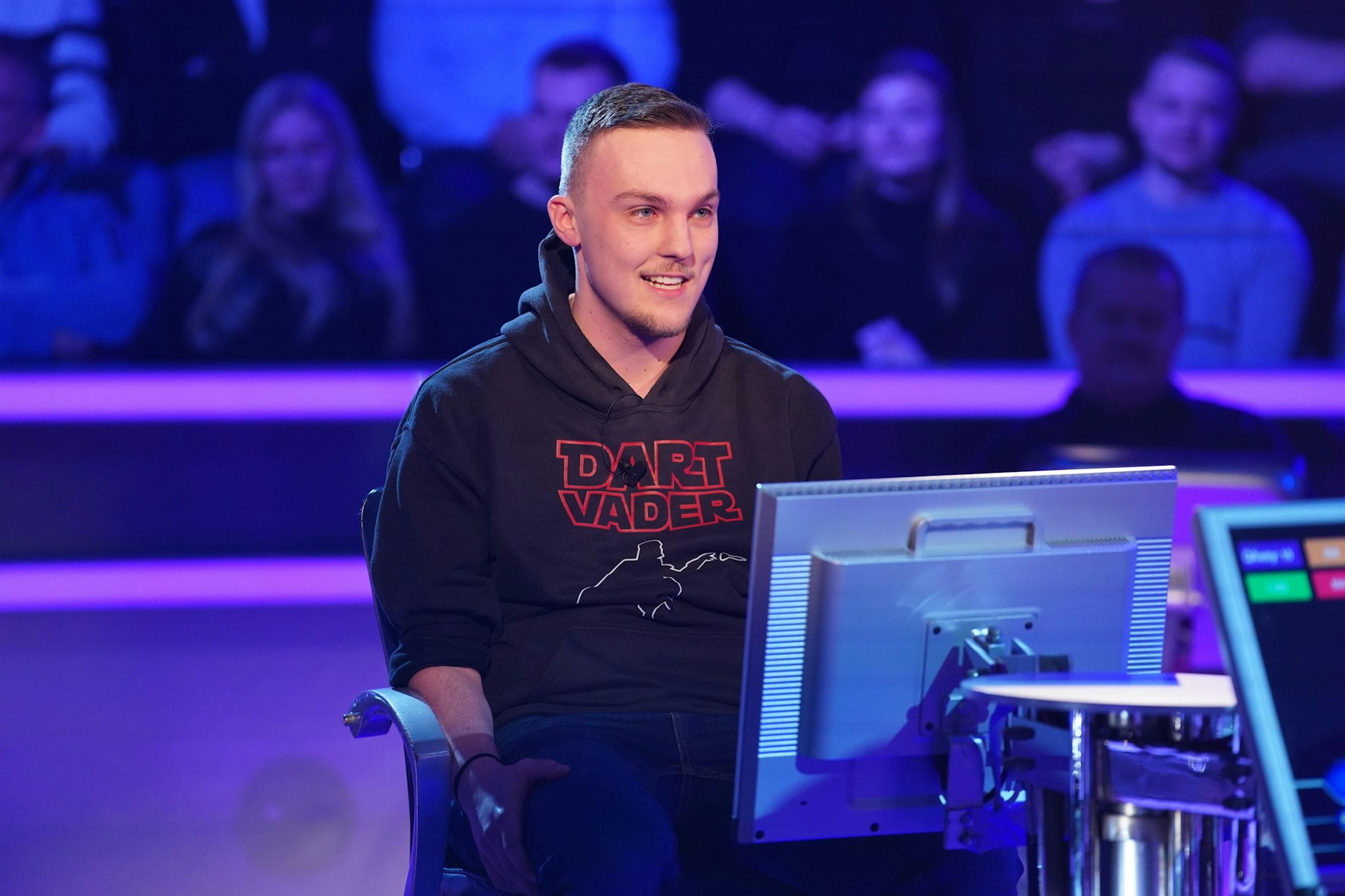Kjell Müller schafft es bei „Wer wird Millionär?“ nur bis zur 4000-Euro-Frage – und auch der Joker hilft ihm bei der Frage nach Sturmholz, Blitzeisen und Hagelasphalt gar nicht ...