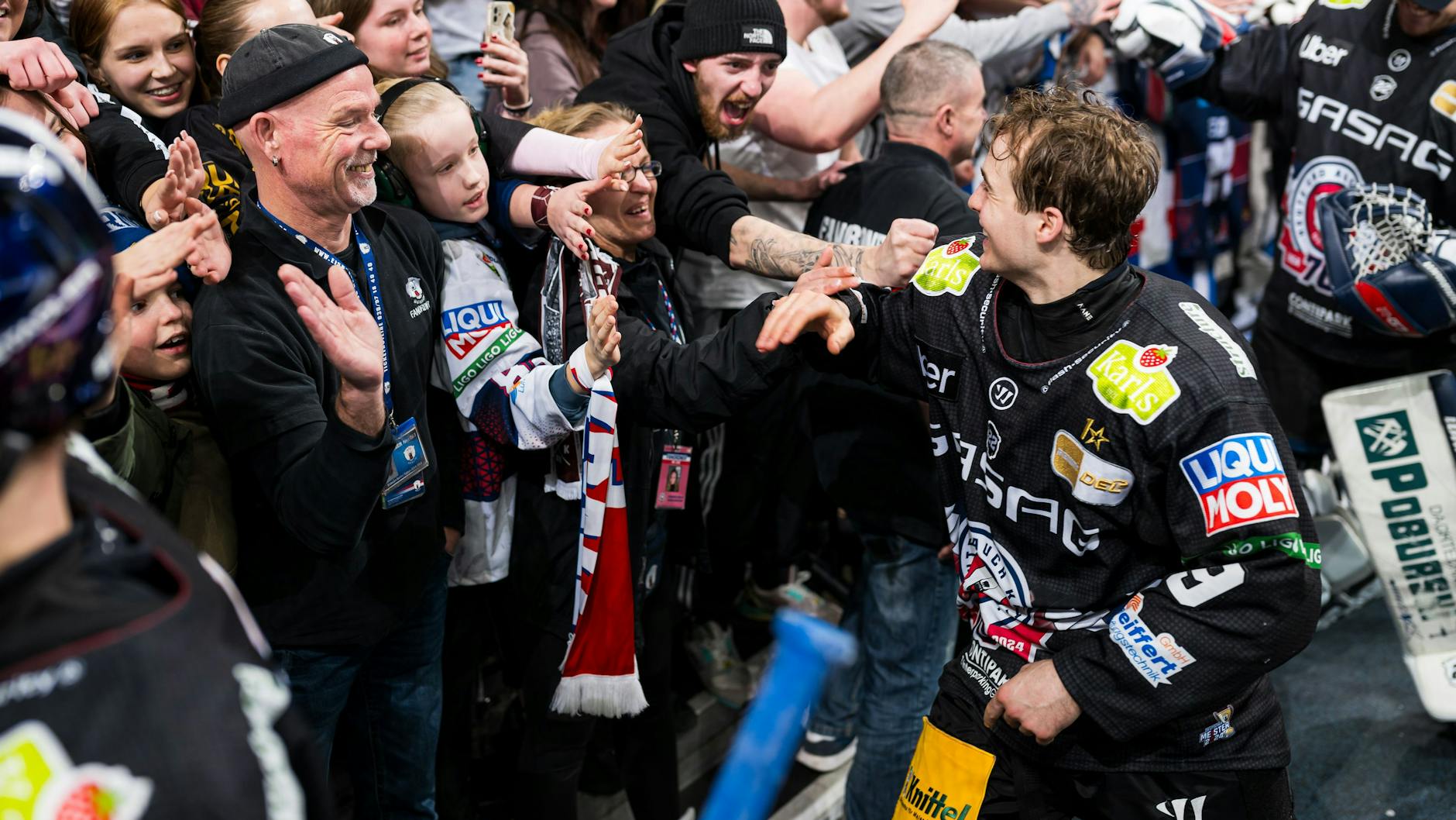 Auch Ty Ronning genoss sichtlich das Bad in der Menge, der Torjäger war bei den Fans ganz besonders gefragt.