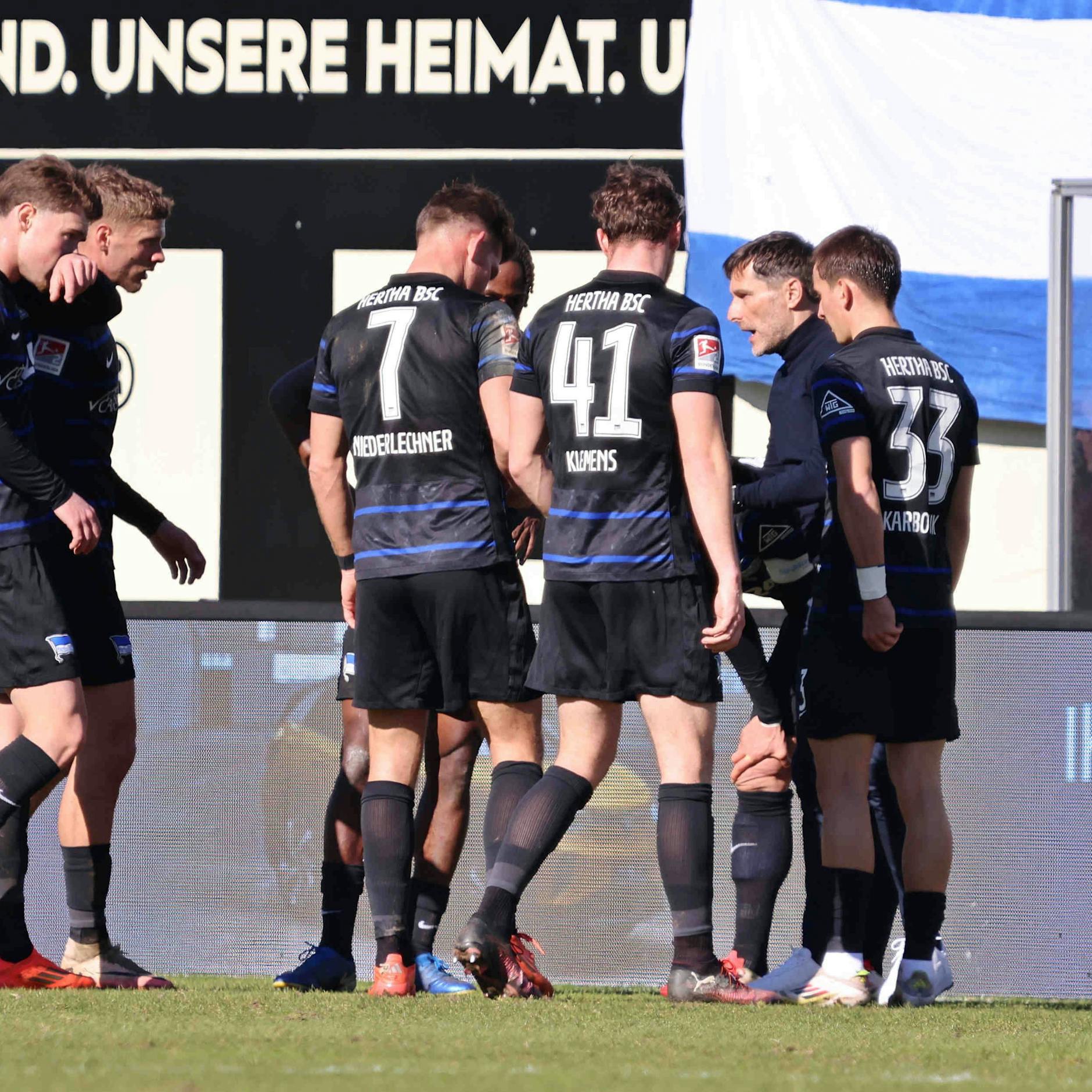 Nach dem dritten Gegentreffer in Elversberg trommelte Trainer Leitl die Mannschaft am Spielfeldrand zusammen und machte knallharte Ansagen.