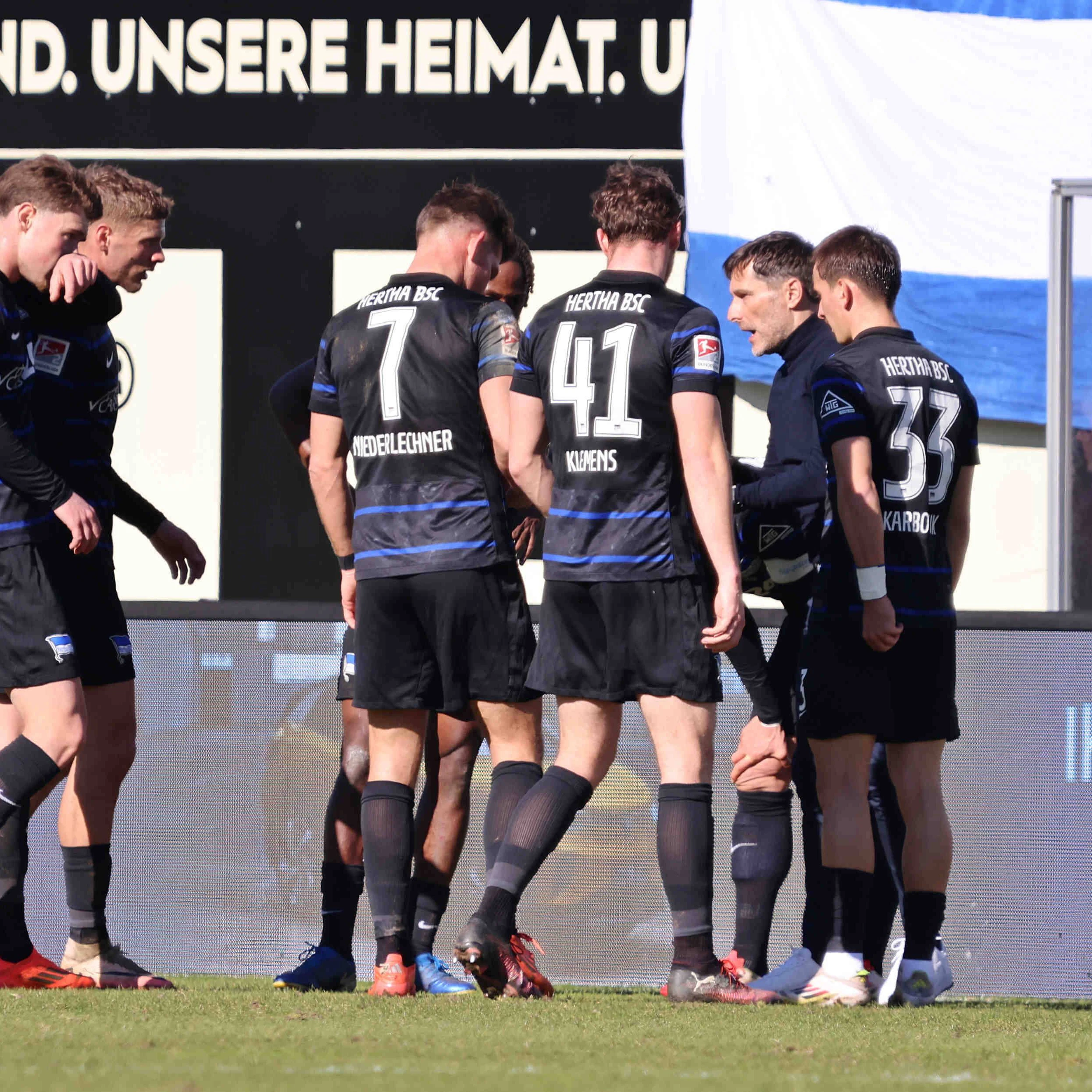 Nach dem dritten Gegentreffer in Elversberg trommelte Trainer Leitl die Mannschaft am Spielfeldrand zusammen und machte knallharte Ansagen.