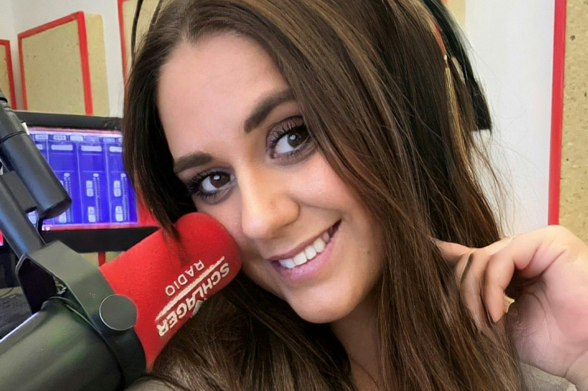Jenny Wendelberger (31) im Studio des Berliner Senders „Schlager Radio“