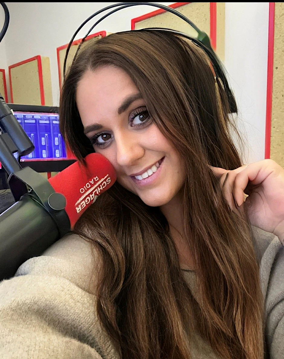 Jenny Wendelberger (31) im Studio des Berliner Senders „Schlager Radio“
