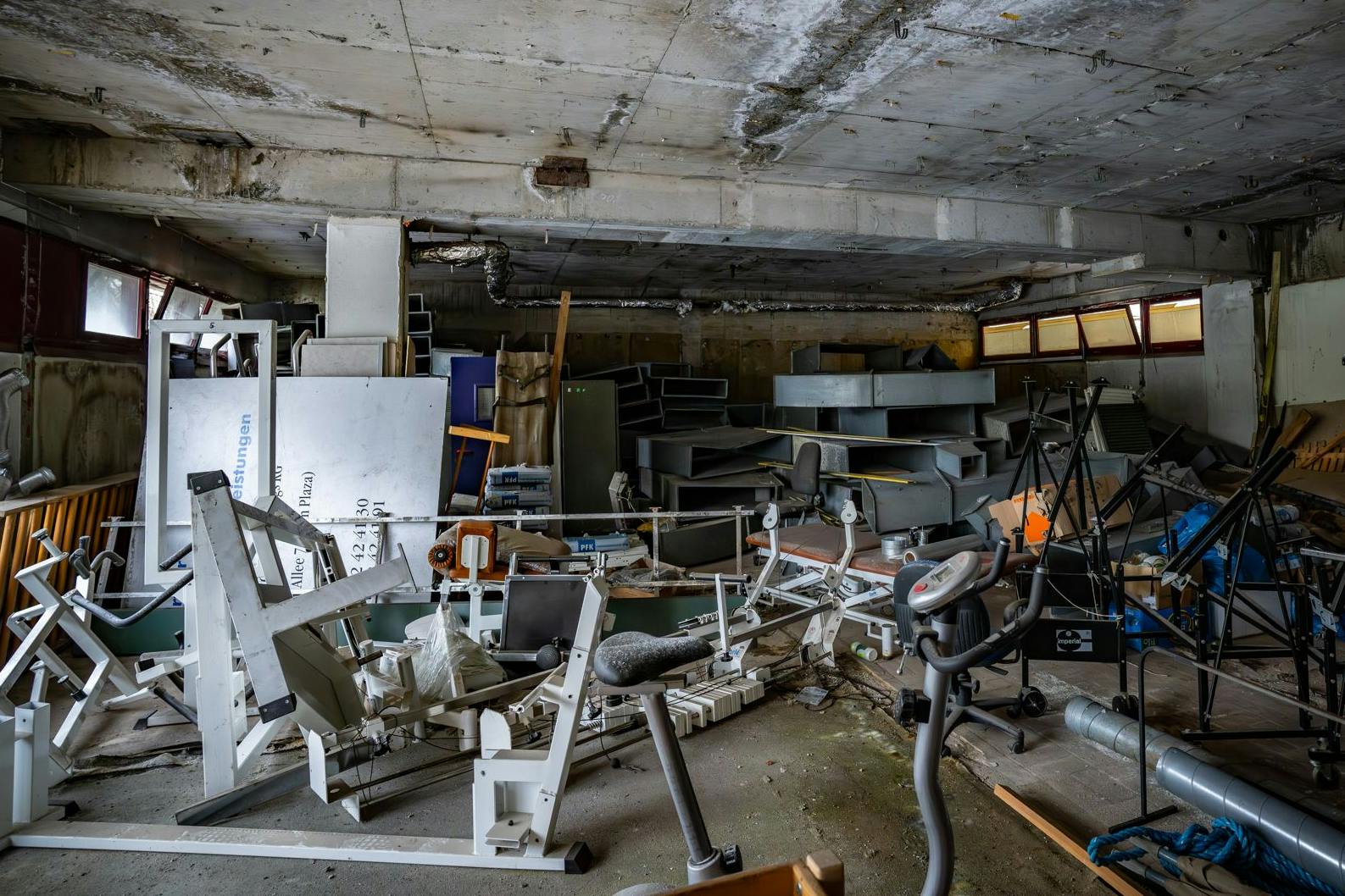 Ausgemusterte Sportgeräte und Müll: So verwahrlost sieht es in diesem Kellerbereich des SEZ aus.