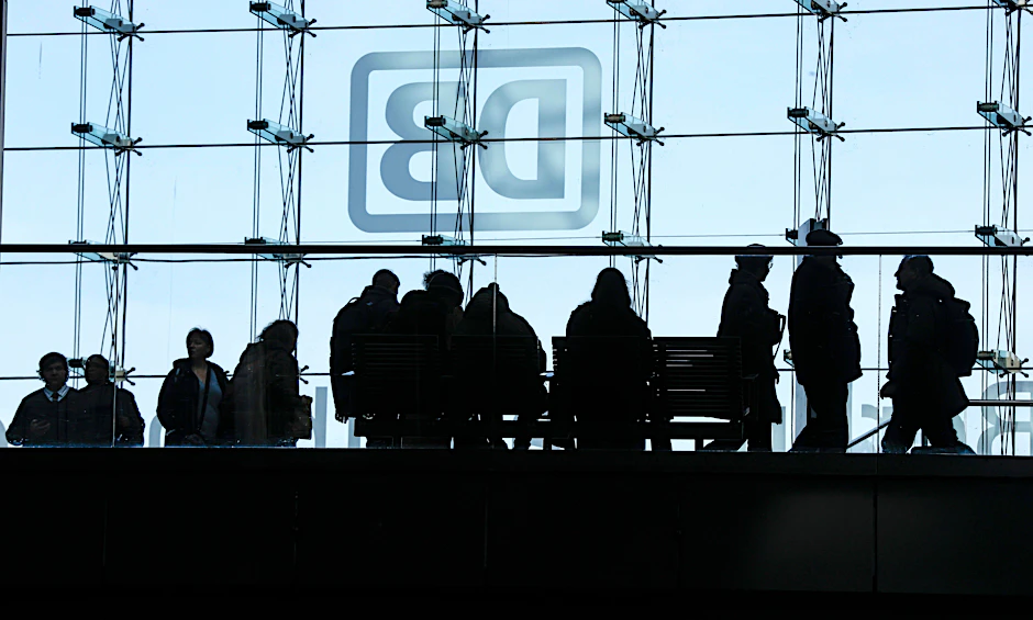 Menschen gehen durch den Berliner Hauptbahnhof