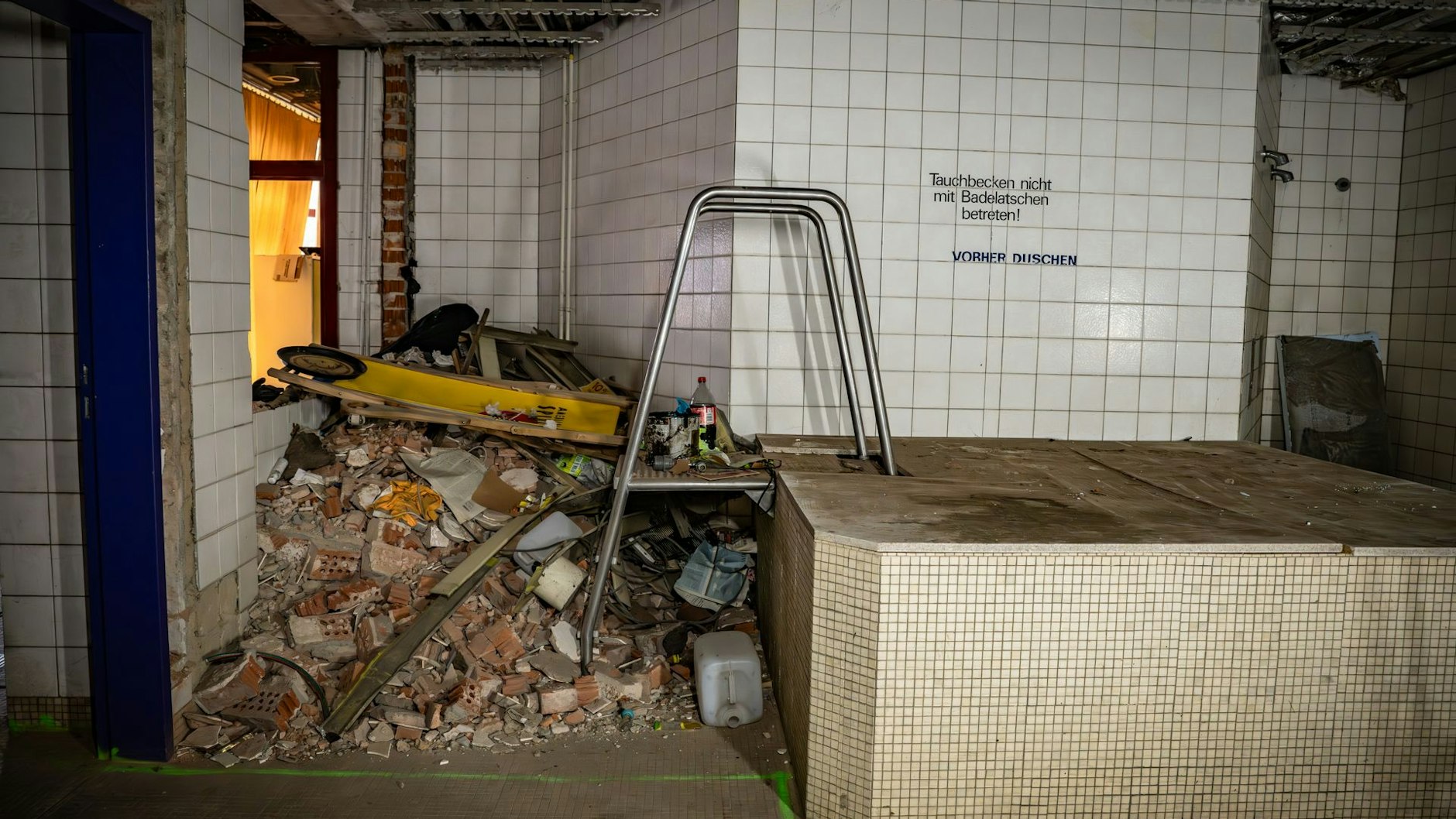 Bauschutt an einem Tauchbecken im Saunabereich des SEZ