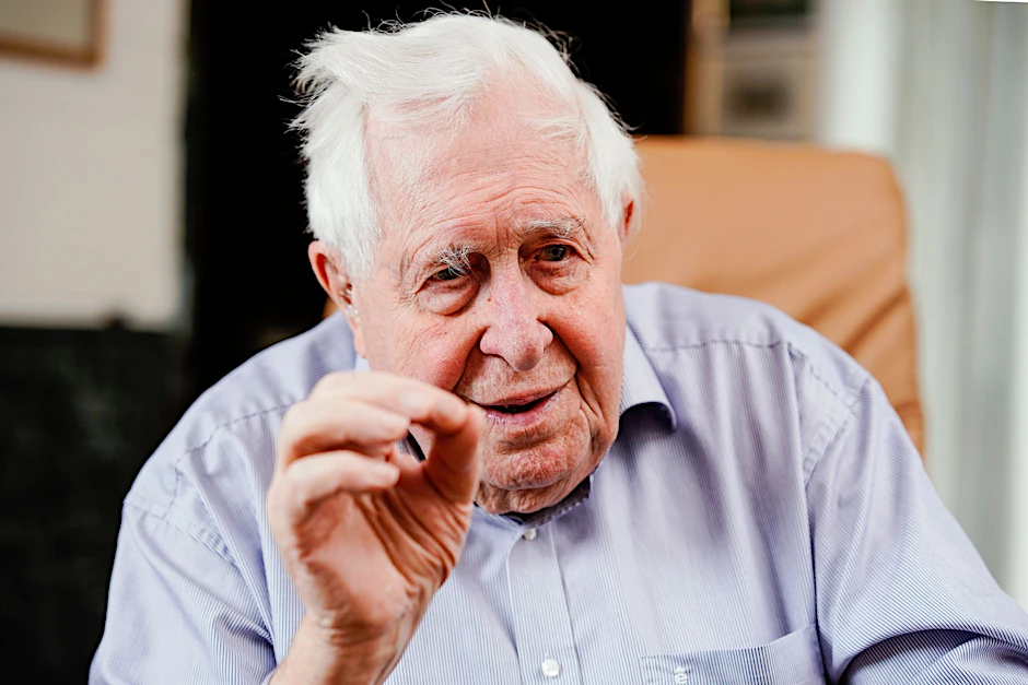 Bernhard Vogel im November 2022 bei einem Gespräch in seinem Wohnzimmer.