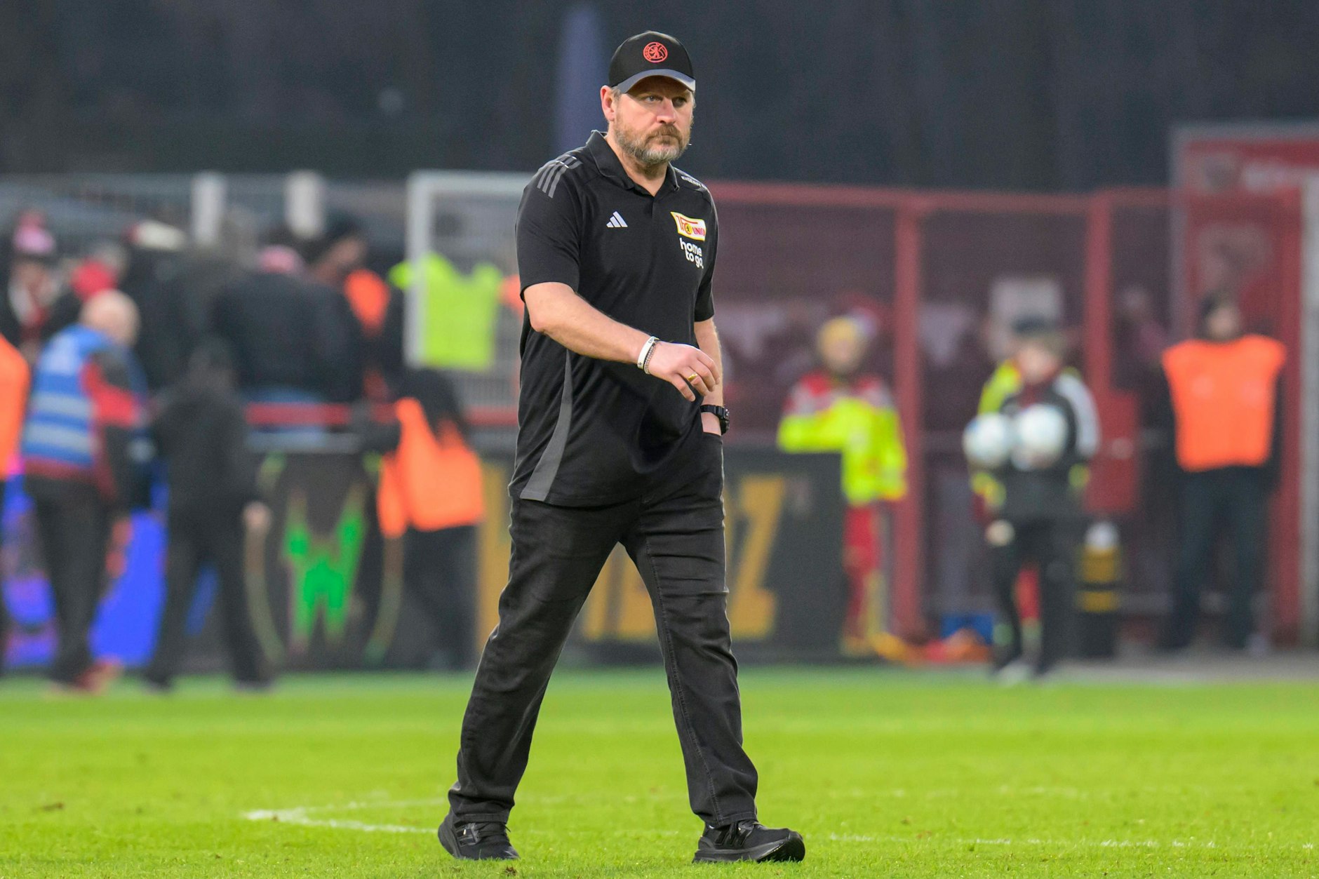 Cheftrainer Steffen Baumgart (53) dämmert, dass auf ihn beim 1. FC Union eine Mammutaufgabe wartet, um die Klasse zu halten.