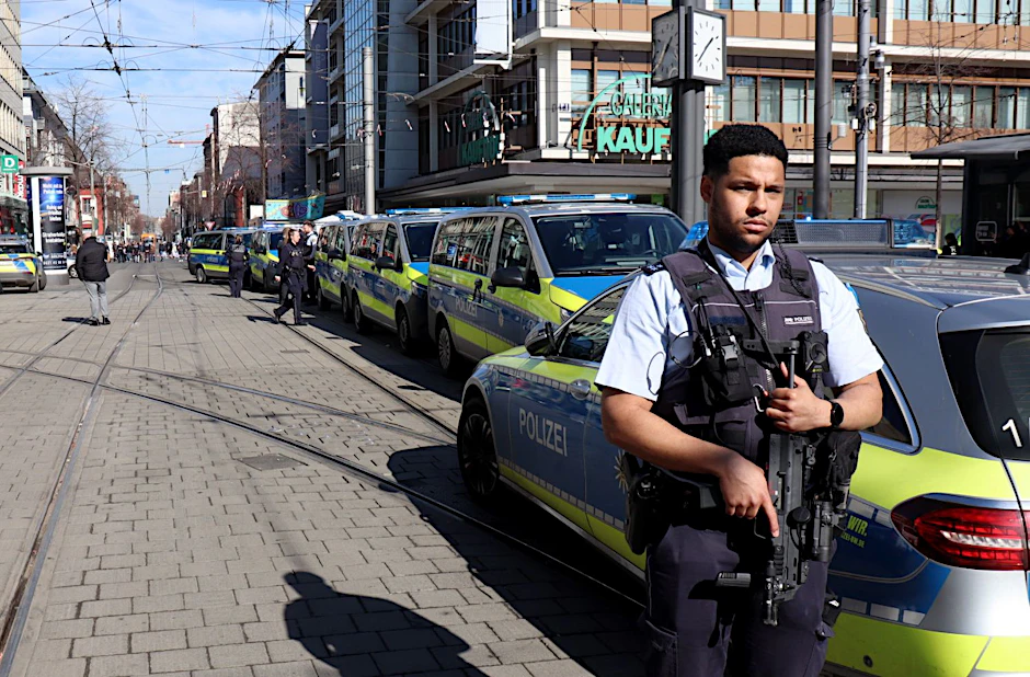 Ein Polizist in der Mannheimer Innenstadt