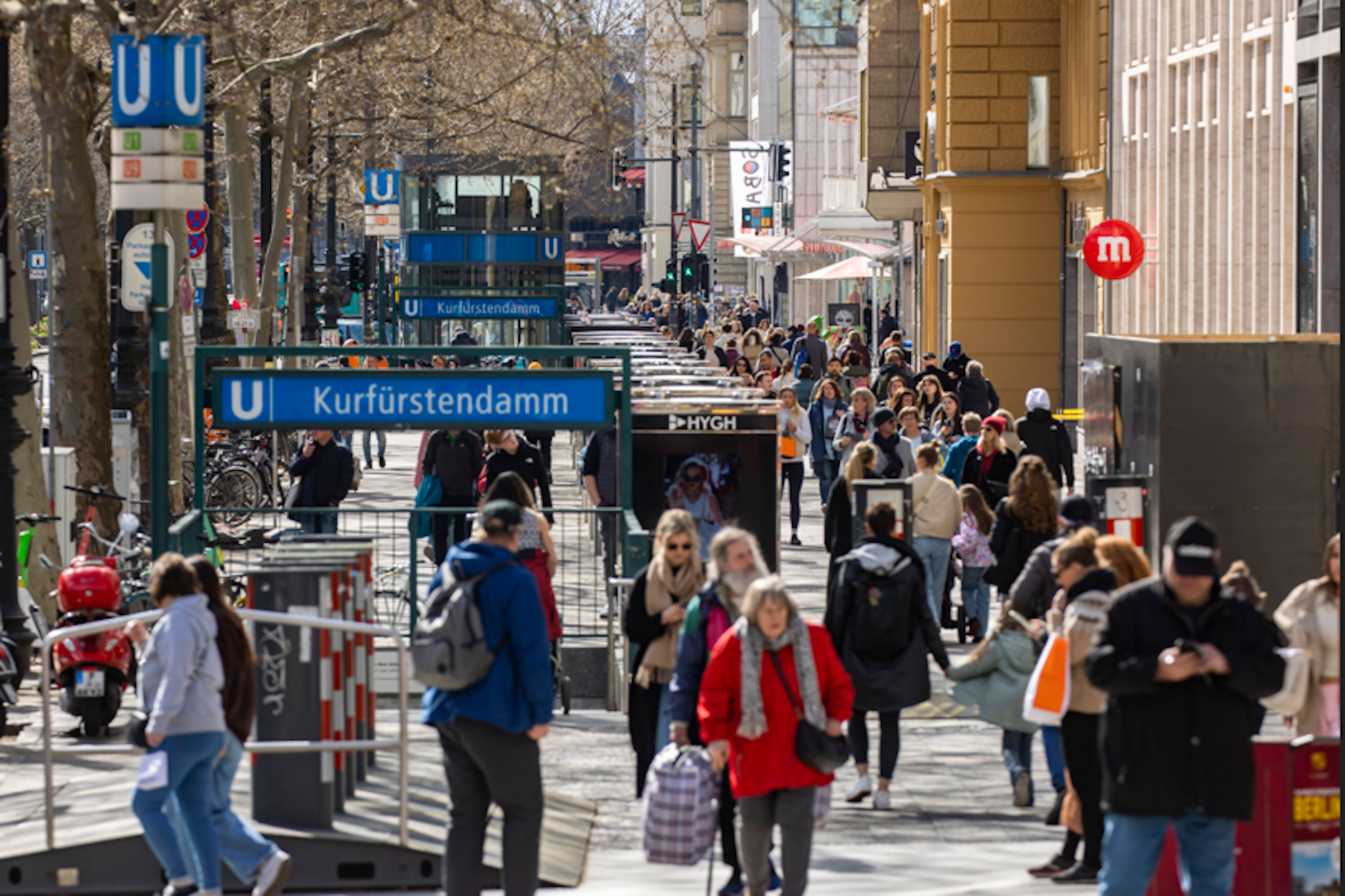 Viele Berliner und Touristen unterwegs auf dem Kurfürstendamm.