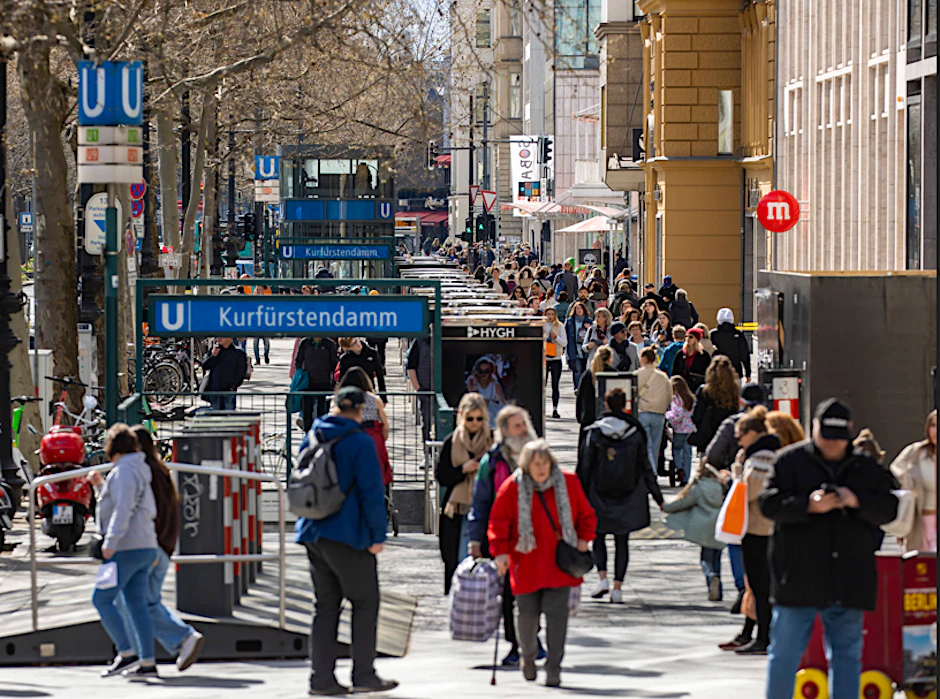 Viele Berliner und Touristen unterwegs auf dem Kurfürstendamm.
