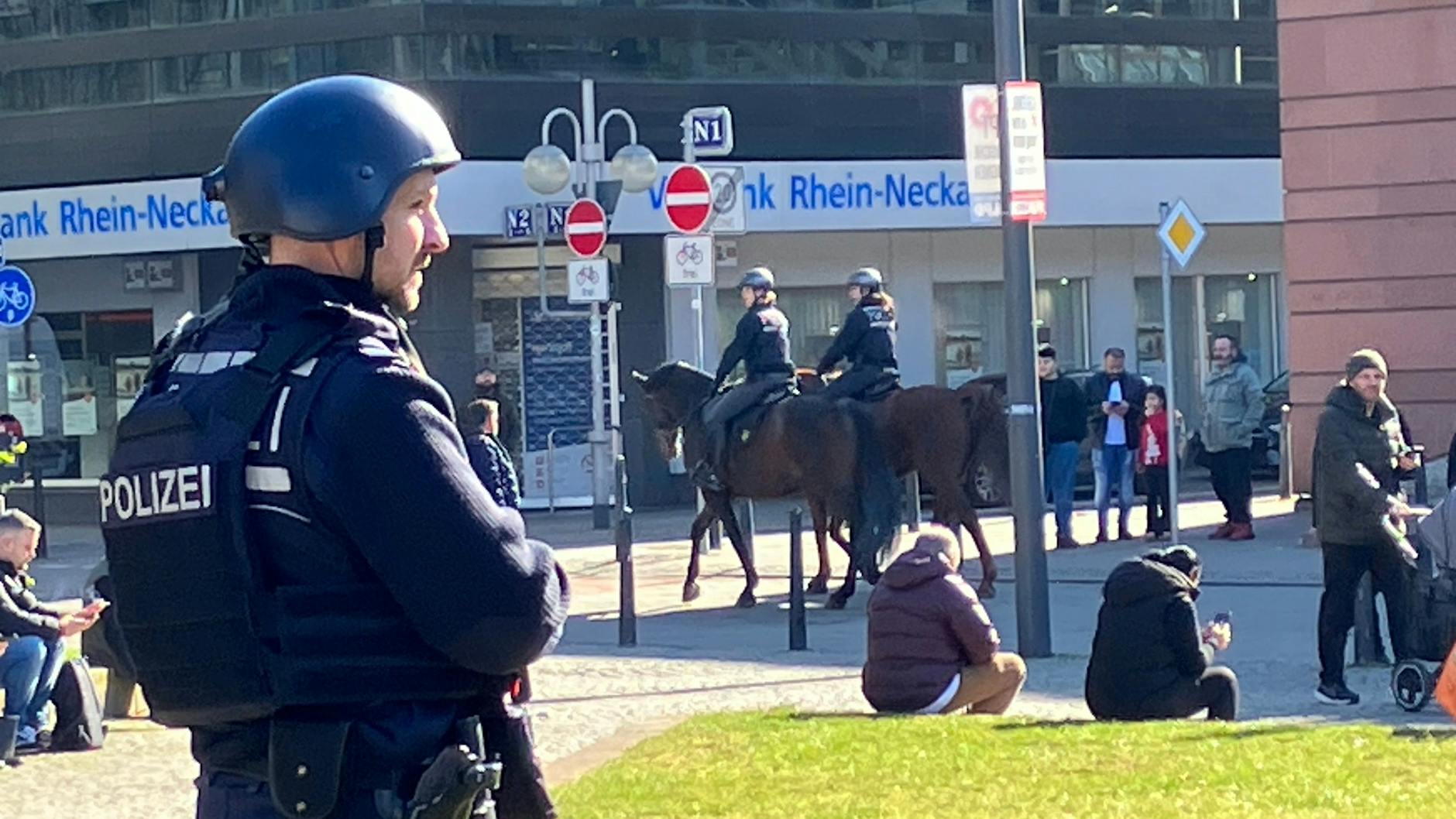 Schwerbewaffnete Polizisten patrouillieren durch Mannheim.