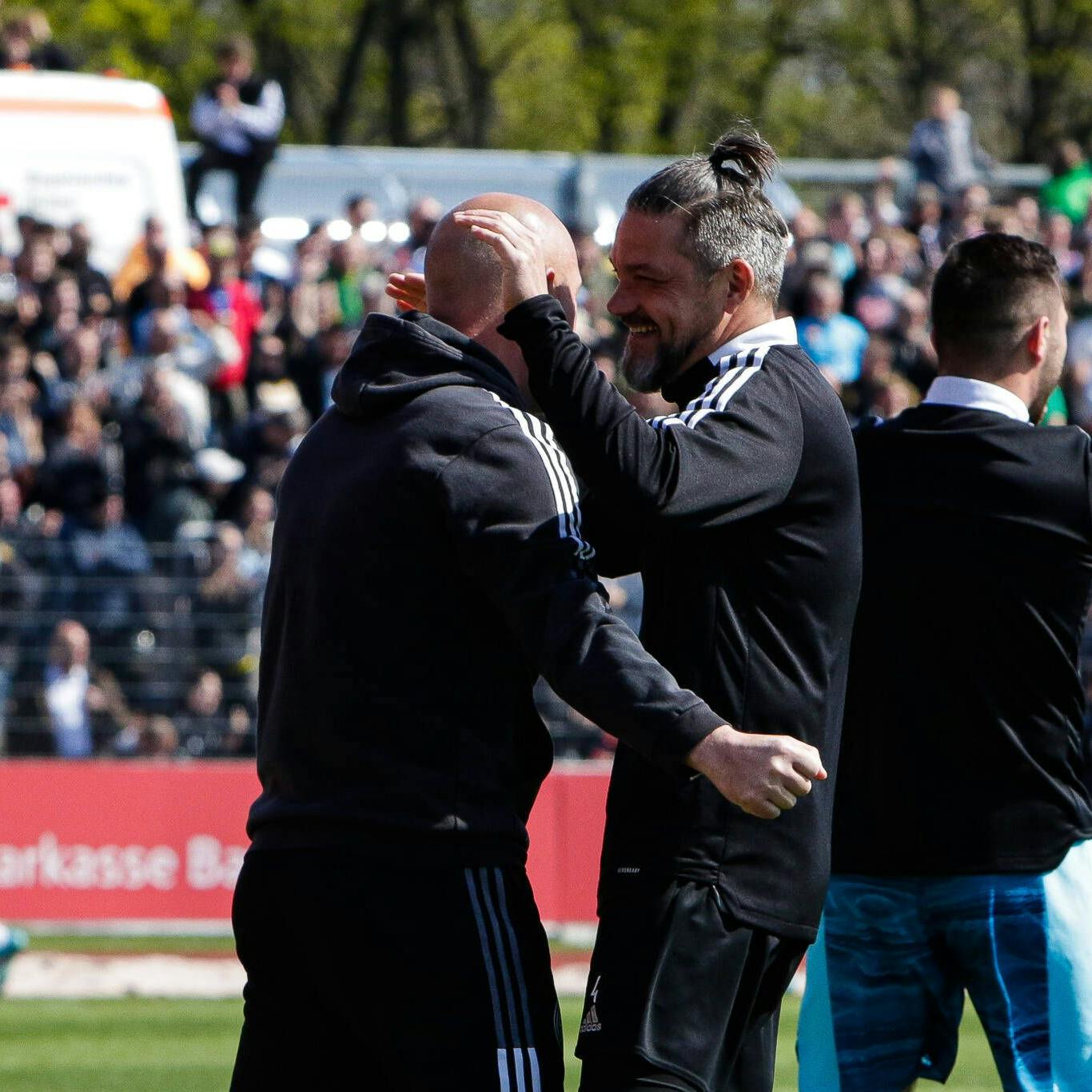 Udo Gans (r.) feiert mit Trainer Timo Rost: Nach dem 4:0 gegen Bayern München II im April 2022 war der Aufstieg von Bayreuth in die 3. Liga so gut wie geschafft.
