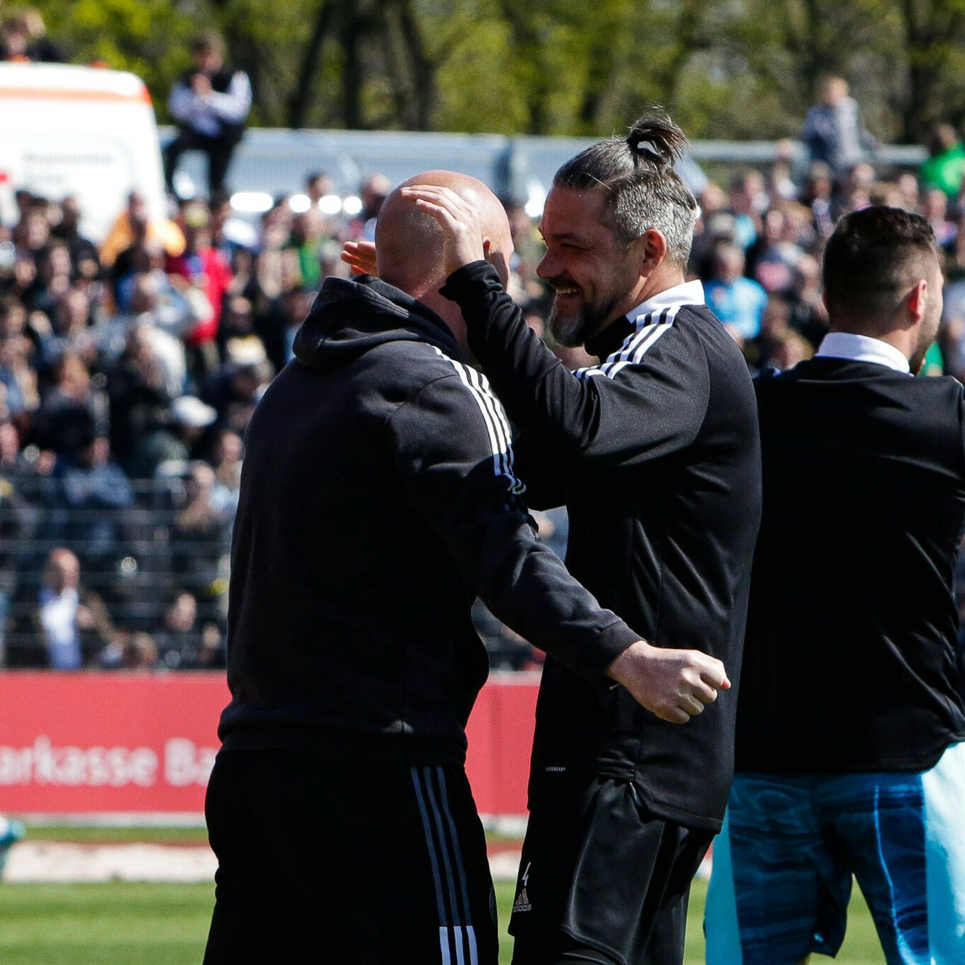 Udo Gans (r.) feiert mit Trainer Timo Rost: Nach dem 4:0 gegen Bayern München II im April 2022 war der Aufstieg von Bayreuth in die 3. Liga so gut wie geschafft.