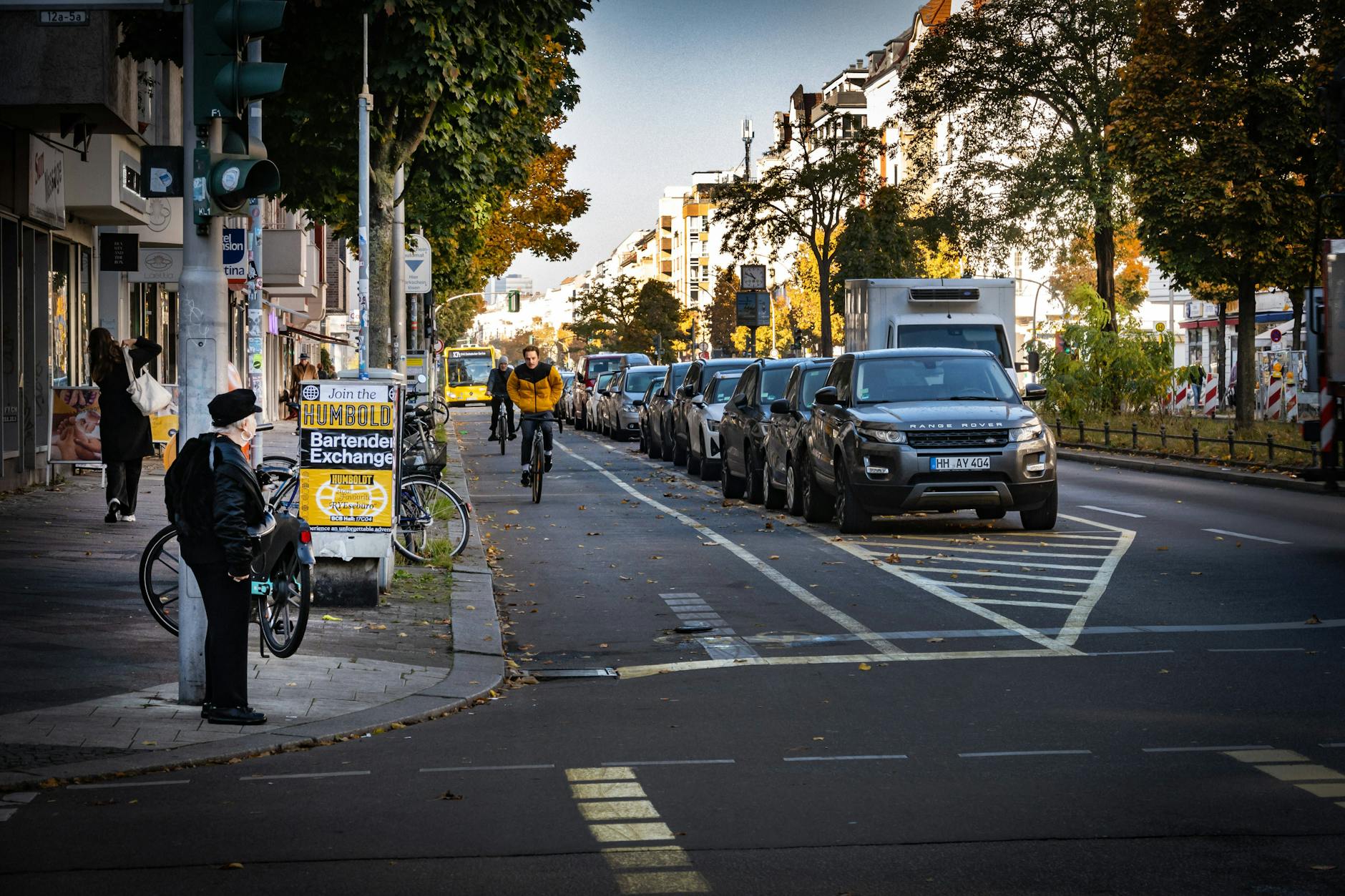 Der umstrittene Radweg in der Kantstraße. Autos parken in der Mitte. Für die Feuerwehr ein Hindernis.