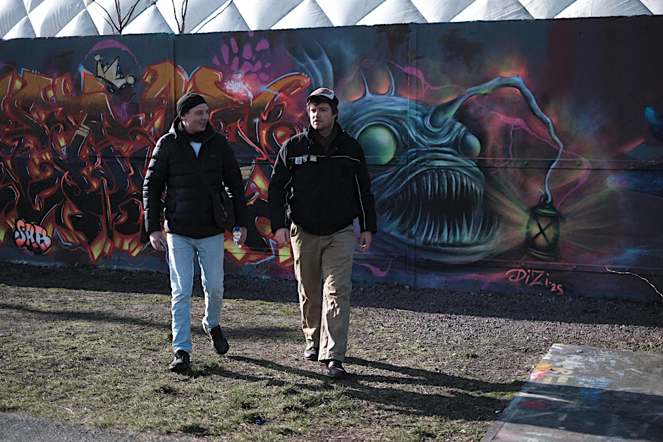 Die ehemalige Hinterlandmauer am Nordbahnhof wird „Hall of Fame“ genannt. Dort können Sprayer legal ihre Kunst ausüben. Jurij Paderin und Tilmann Häußler von der Graffiti Lobby Berlin haben die legale Wand in Mitte erstritten.