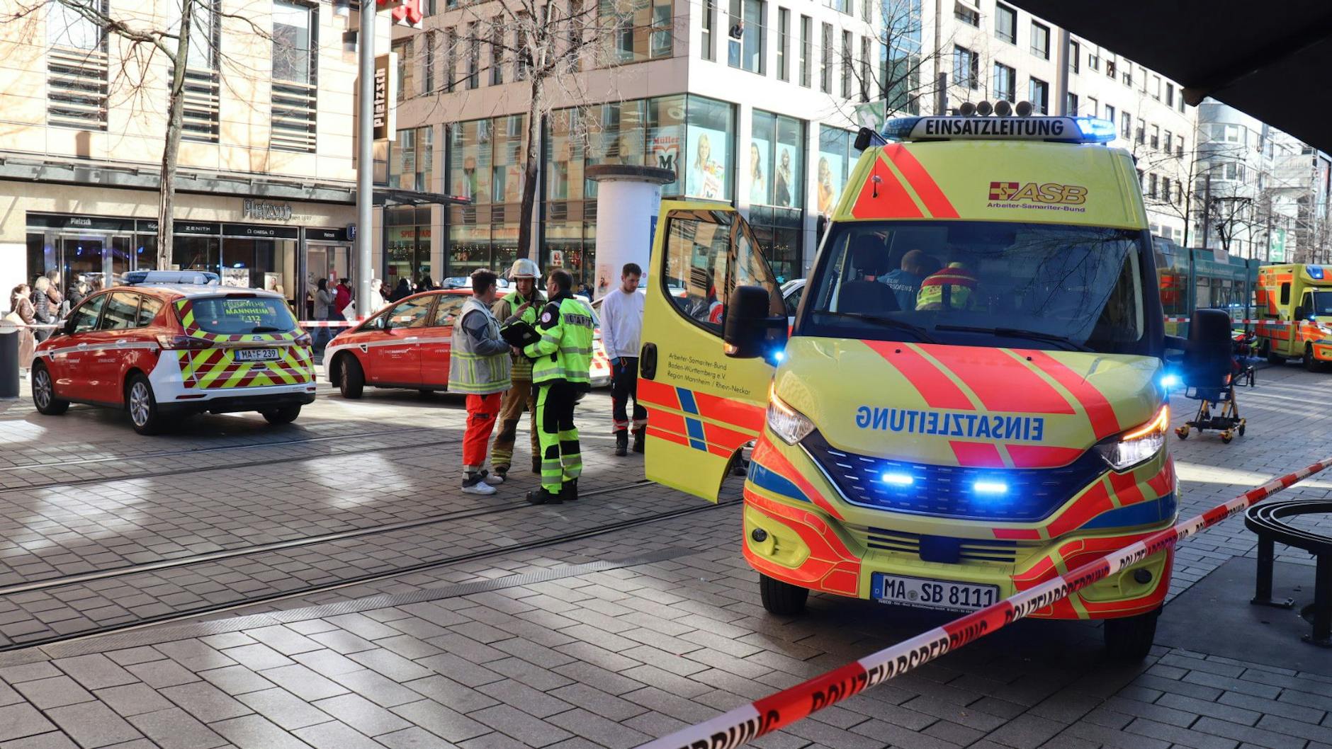 Rettungskräfte am Tatort in Mannheim. Augenzeugen zufolge war ein Autofahrer in eine Menschenmenge gerast.