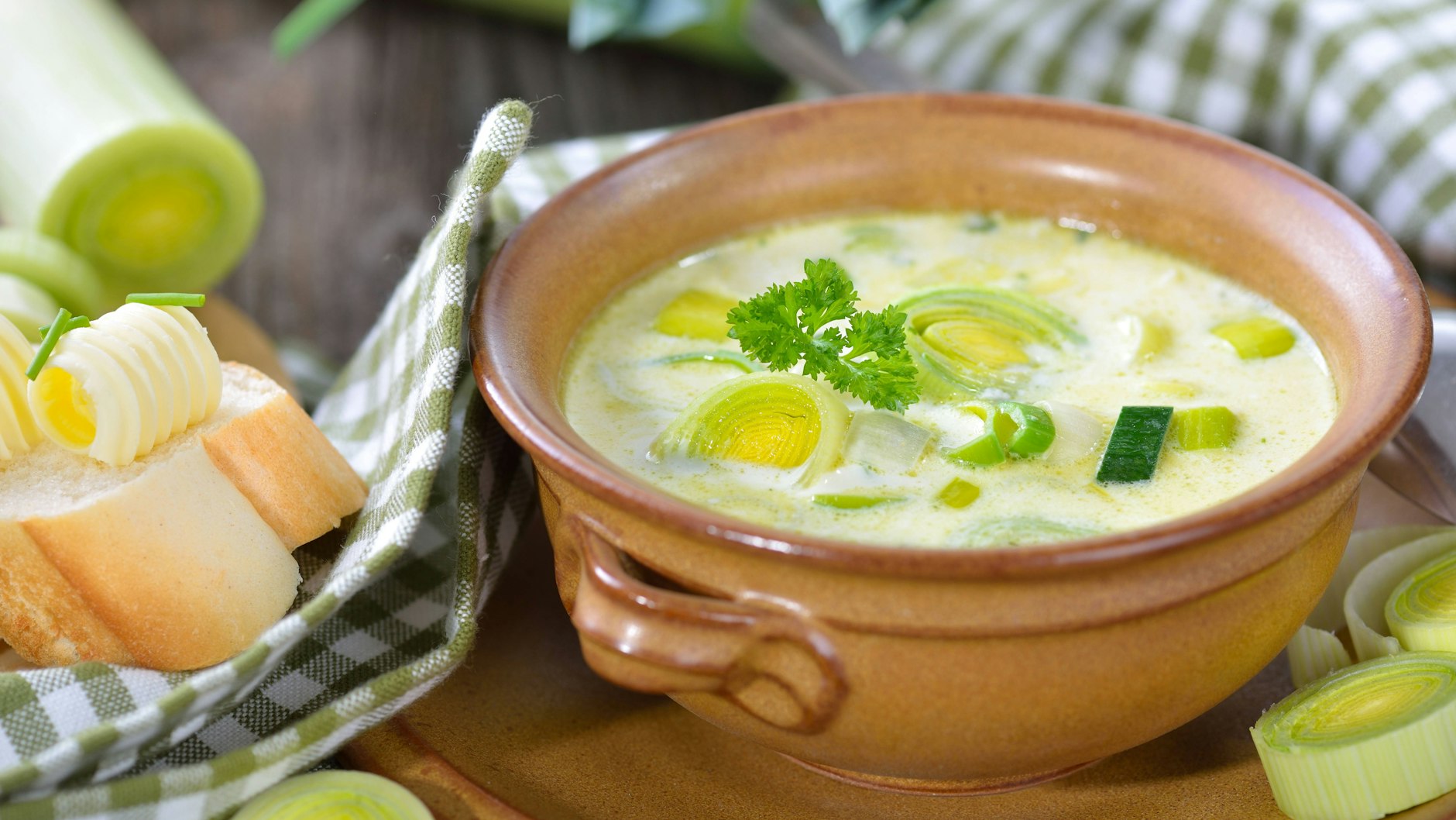 Mit Lauch verschönert: Eine Suppe mit Kartoffeln und Harzer Käse. 