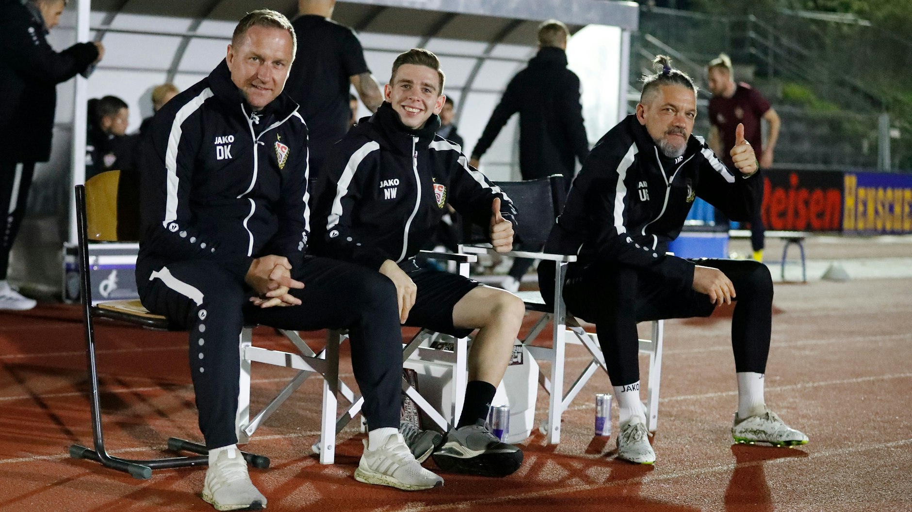 Daumen hoch: Auch in Chemnitz wird Udo Gans (r.) wieder ganz nah dran mit Chefcoach Dennis Kutrieb (l.) und Co-Trainer Nils Weiler das Spiel des BFC Dynamo verfolgen.