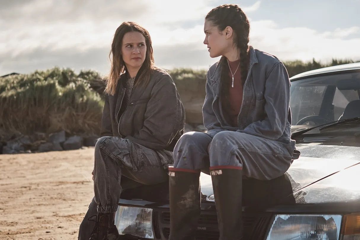 Clara Rugaard und Chloé Sweetlove in „Krähenmädchen“ auf MagentaTV