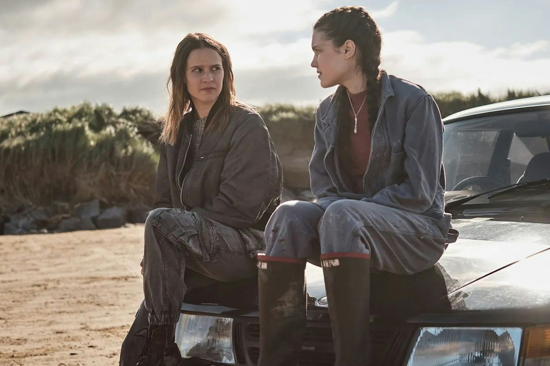 Clara Rugaard und Chloé Sweetlove in „Krähenmädchen“ auf MagentaTV