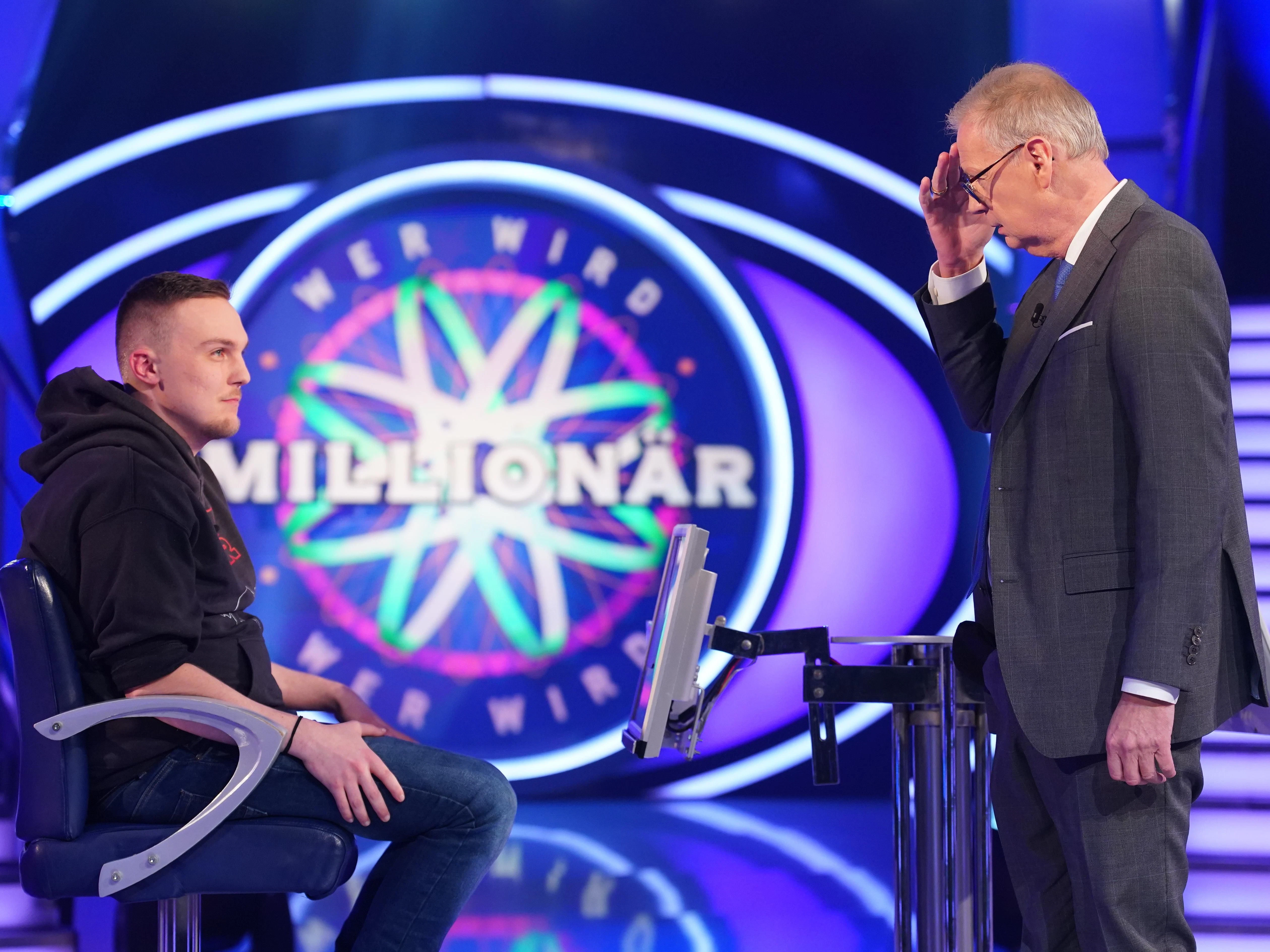 Günther Jauch will seinem Kandidaten Kjell Müller bei „Wer wird Millionär?“ auf die Sprünge helfen, doch er weiß nichts von Sturmholz.