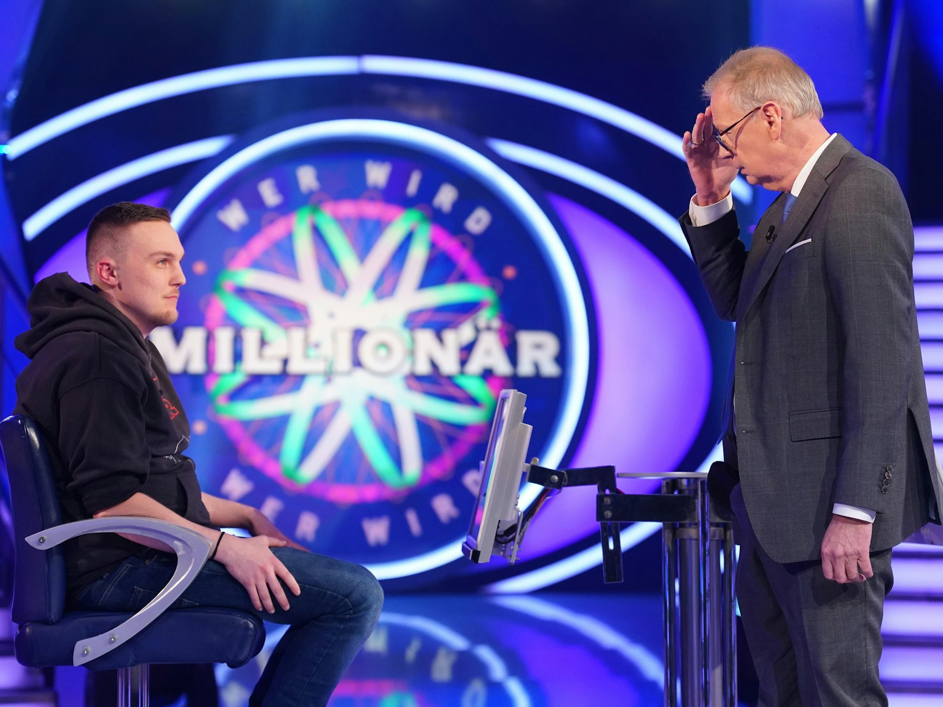 Günther Jauch will seinem Kandidaten Kjell Müller bei „Wer wird Millionär?“ auf die Sprünge helfen, doch er weiß nichts von Sturmholz.