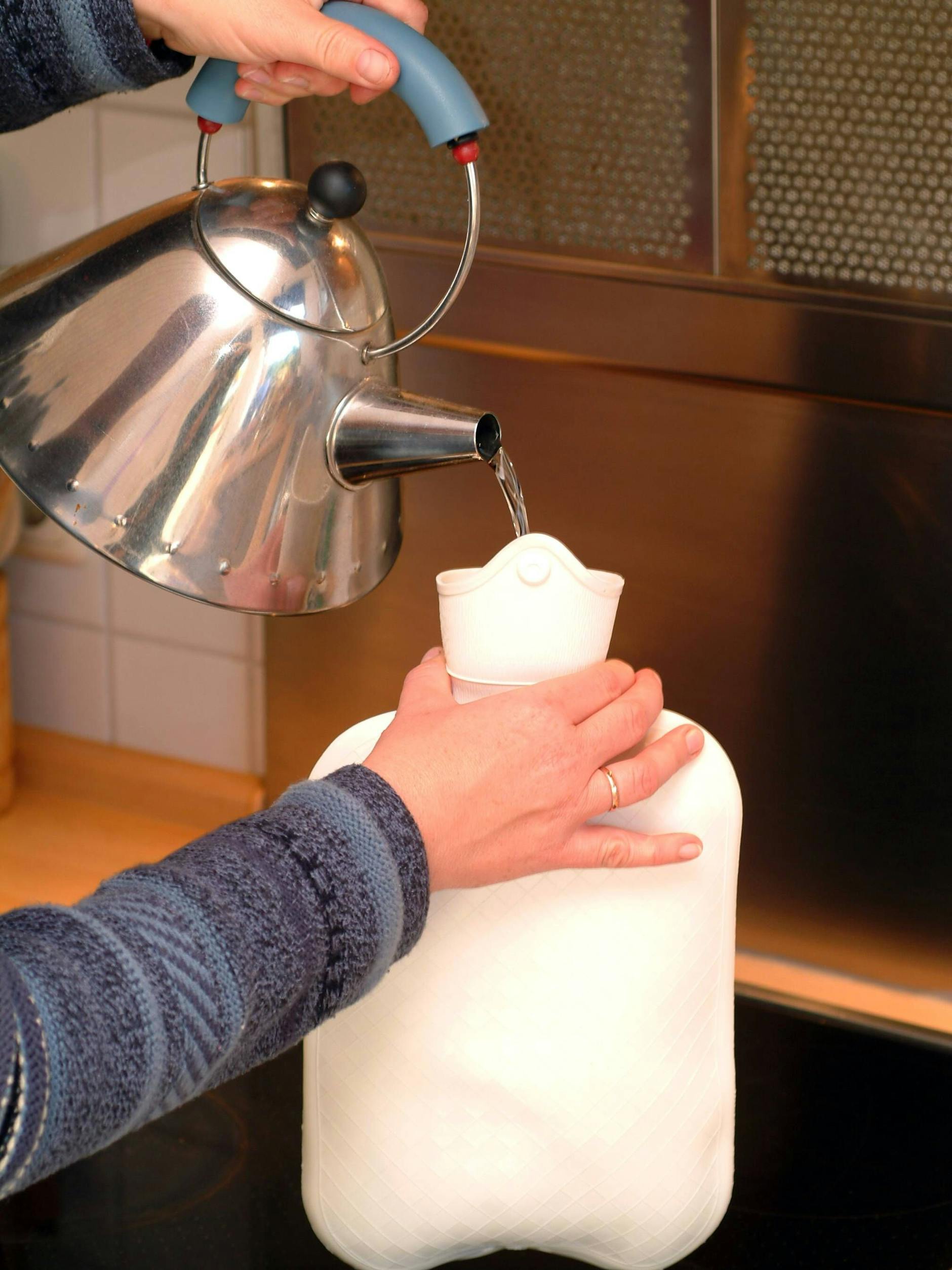 Niemals kochendes Wasser in die Wärmflasche füllen.