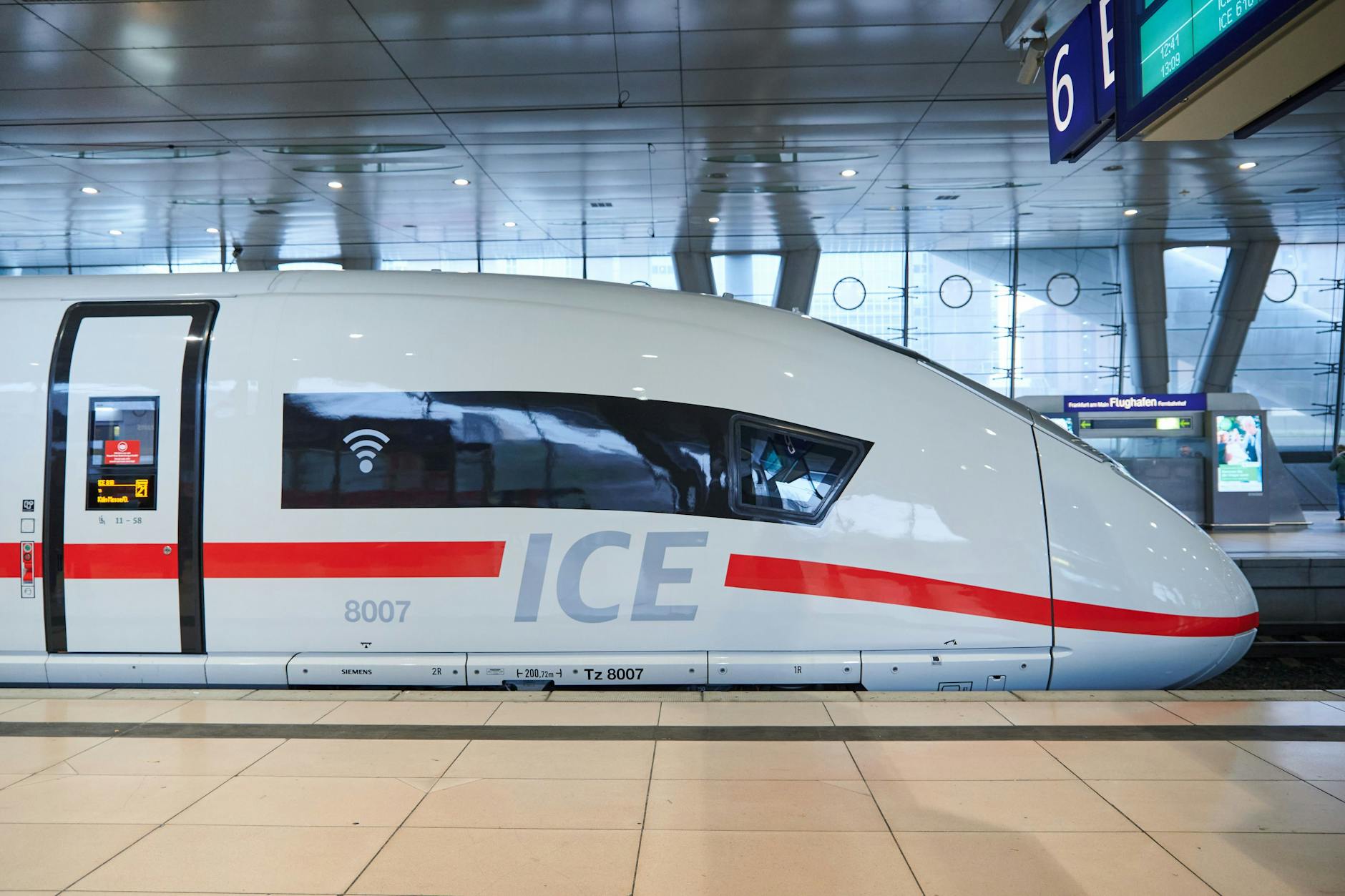 Einsteigen, bitte! Ein ICE 3neo hält in einem Bahnhof. Die DB hat bei Siemens Mobility 90 Fahrzeuge dieses Typs bestellt. Einige von ihnen sollen ab Dezember zwischen Berlin und Amsterdam fahren.