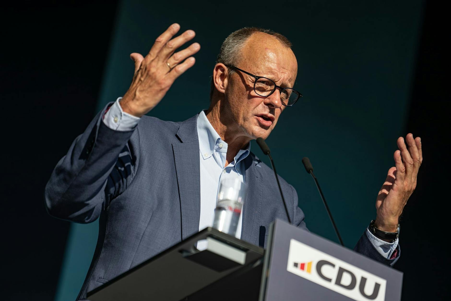 Friedrich Merz will noch mit dem alten Bundestag zwei milliardenschwere Sondervermögen auf den Weg bringen. Die Linke könnte versuchen, das zu verhindern.