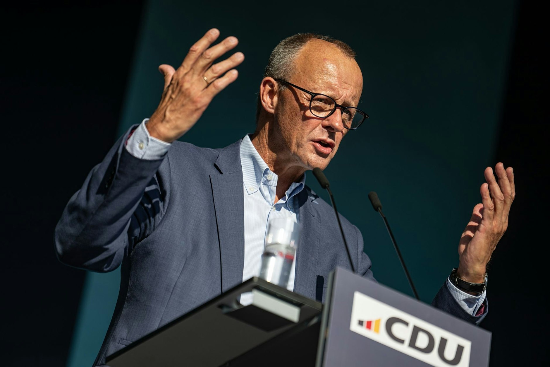 Friedrich Merz will noch mit dem alten Bundestag zwei milliardenschwere Sondervermögen auf den Weg bringen. Die Linke könnte versuchen, das zu verhindern.