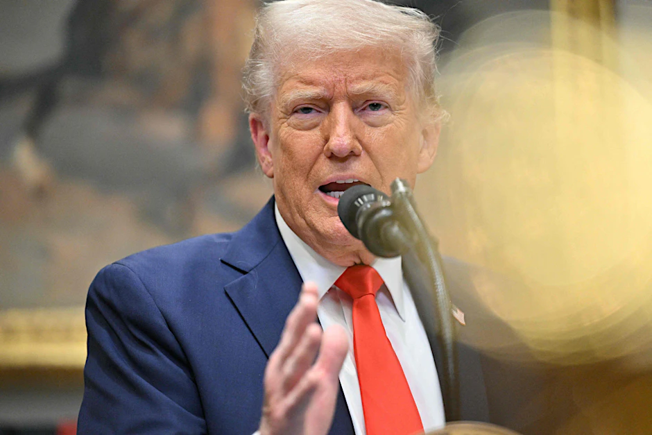 Donald Trump spricht zu Reportern im Roosevelt Room im Weißen Haus.