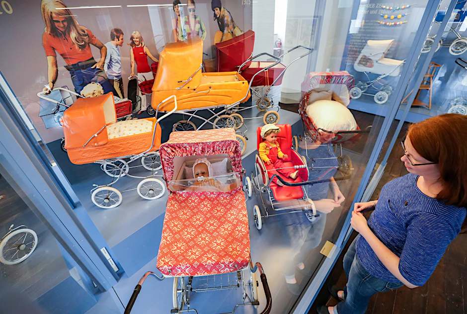 Eine Sammlung von Kinderwagen aus der DDR in Zeitz, 2018